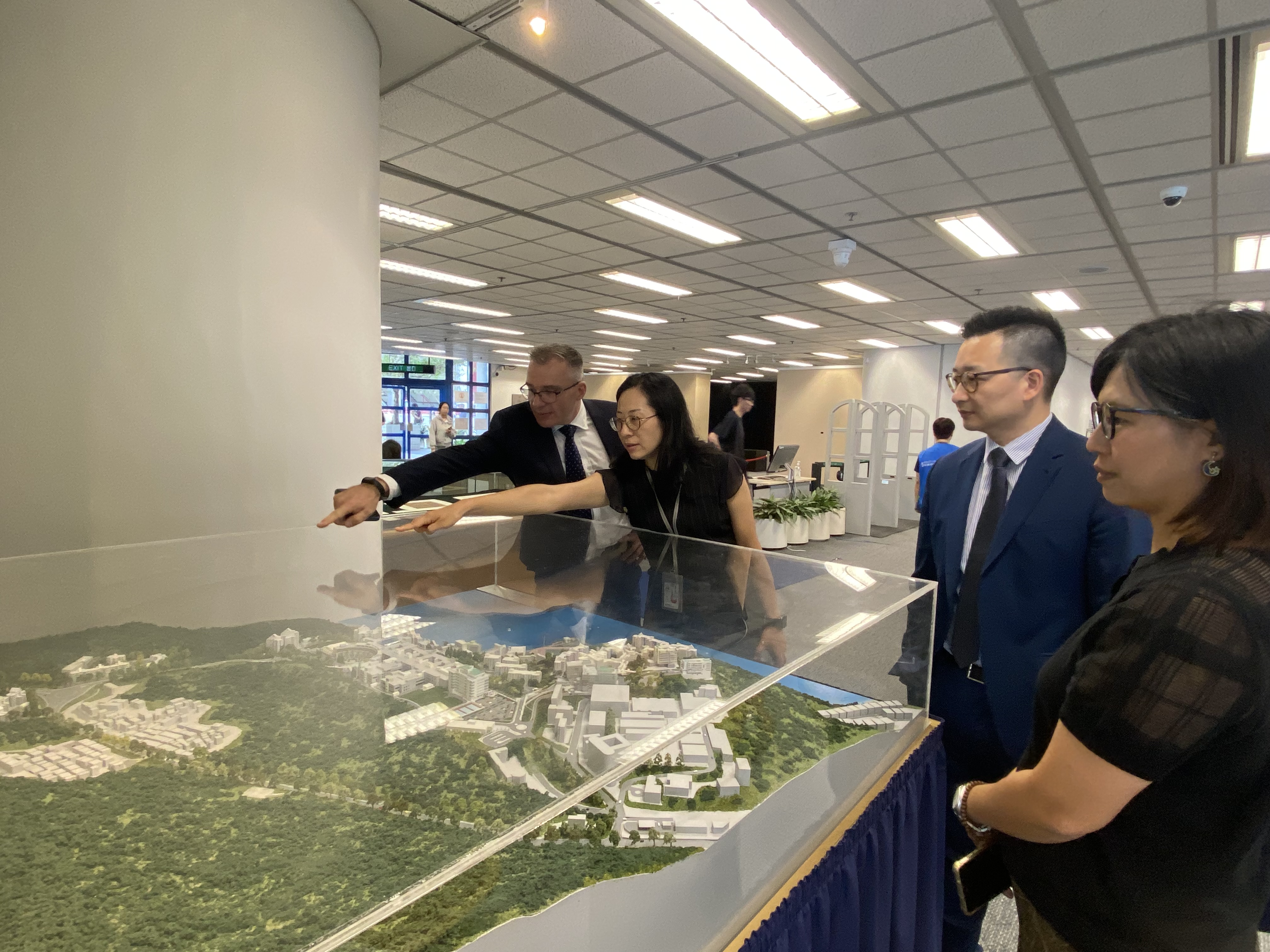 The Auckland University of Technology delegation visits Lee Shau Kee Library.