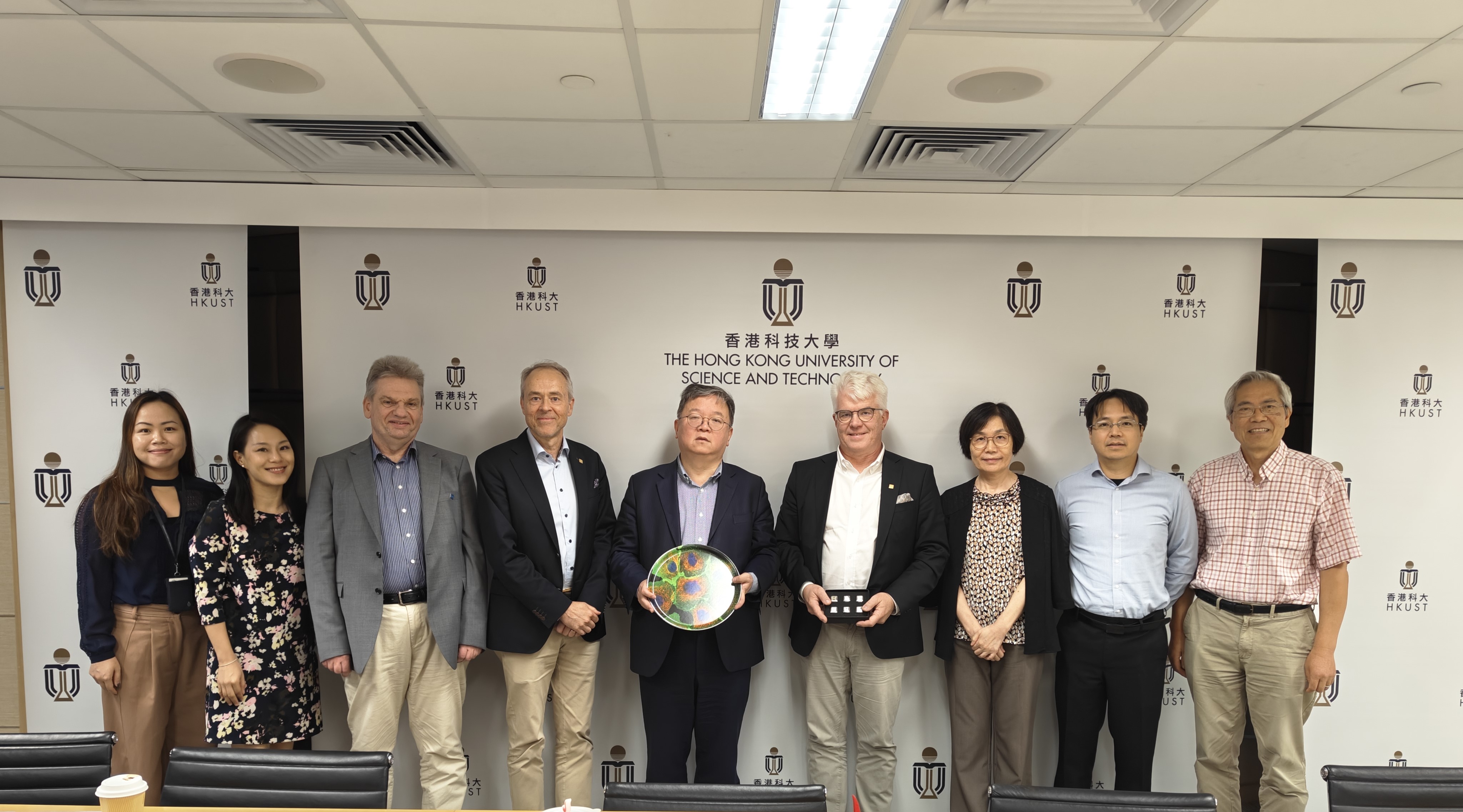 HKUST Provost Prof. GUO Yike (third center) meets with KTH Royal Institute of Technology delegation.