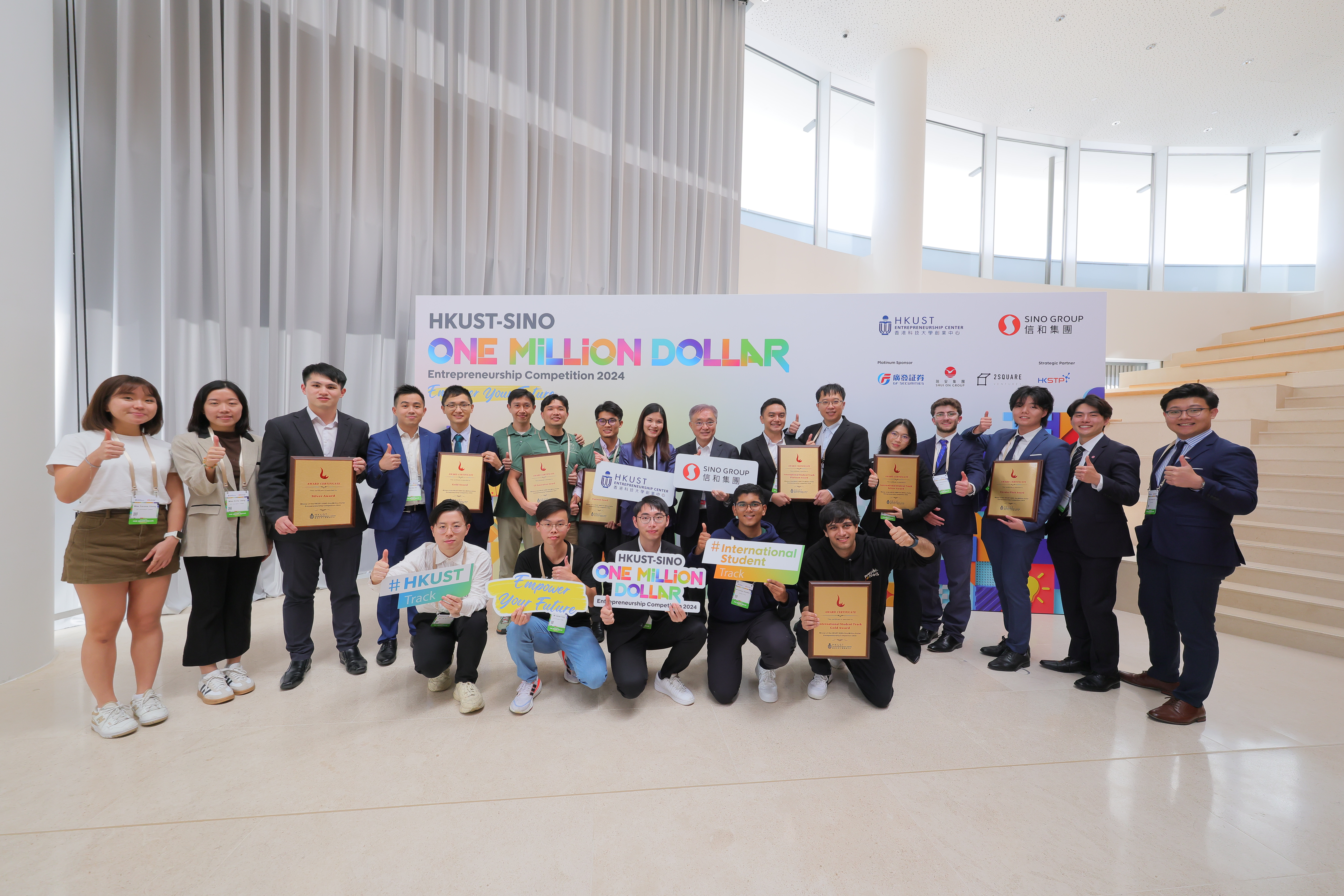 Ir Andrew YOUNG, Advisor (Innovation) of Sino Group and Adjunct Professor of the Division of Integrative Systems and Design at HKUST; Prof. Carrie LING, Director of HKUST Entrepreneurship Center and the winners.