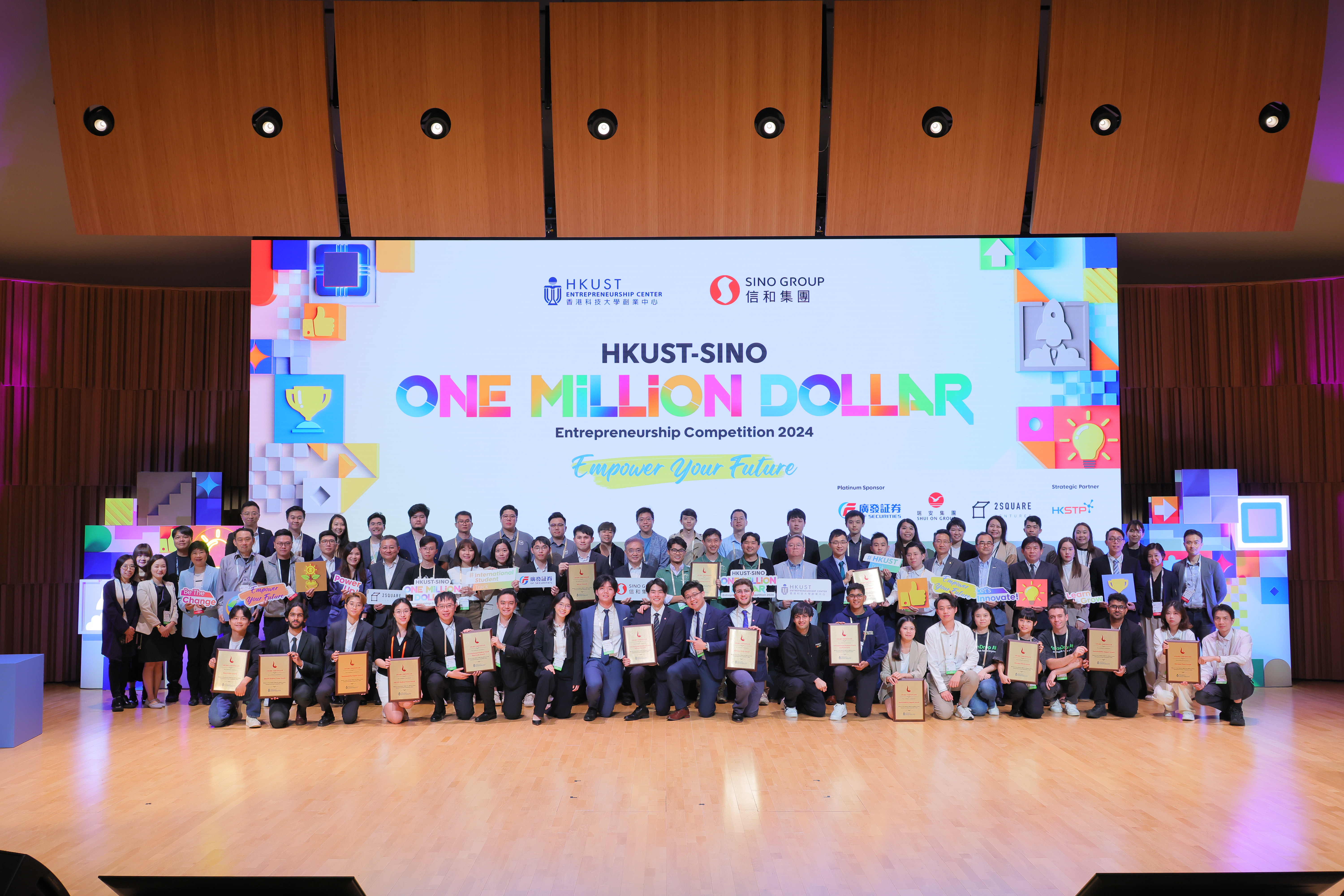 A group photo of distinguished guests, including Mr. Victor HUI Kok-Wing, Consul (Political) The Singapore Consulate-General (3rd from the right, 2nd row), Mr. Chaturont CHAIYAKAM, Consul General of Thailand in Hong Kong, Royal Thai Consulate General, Hong Kong (5th  from the right, 2nd row), Miss. Ketkanya JIARPINITNUN, Consul, Royal Thai Consulate General, Hong Kong (4th from the right, 2nd row). 