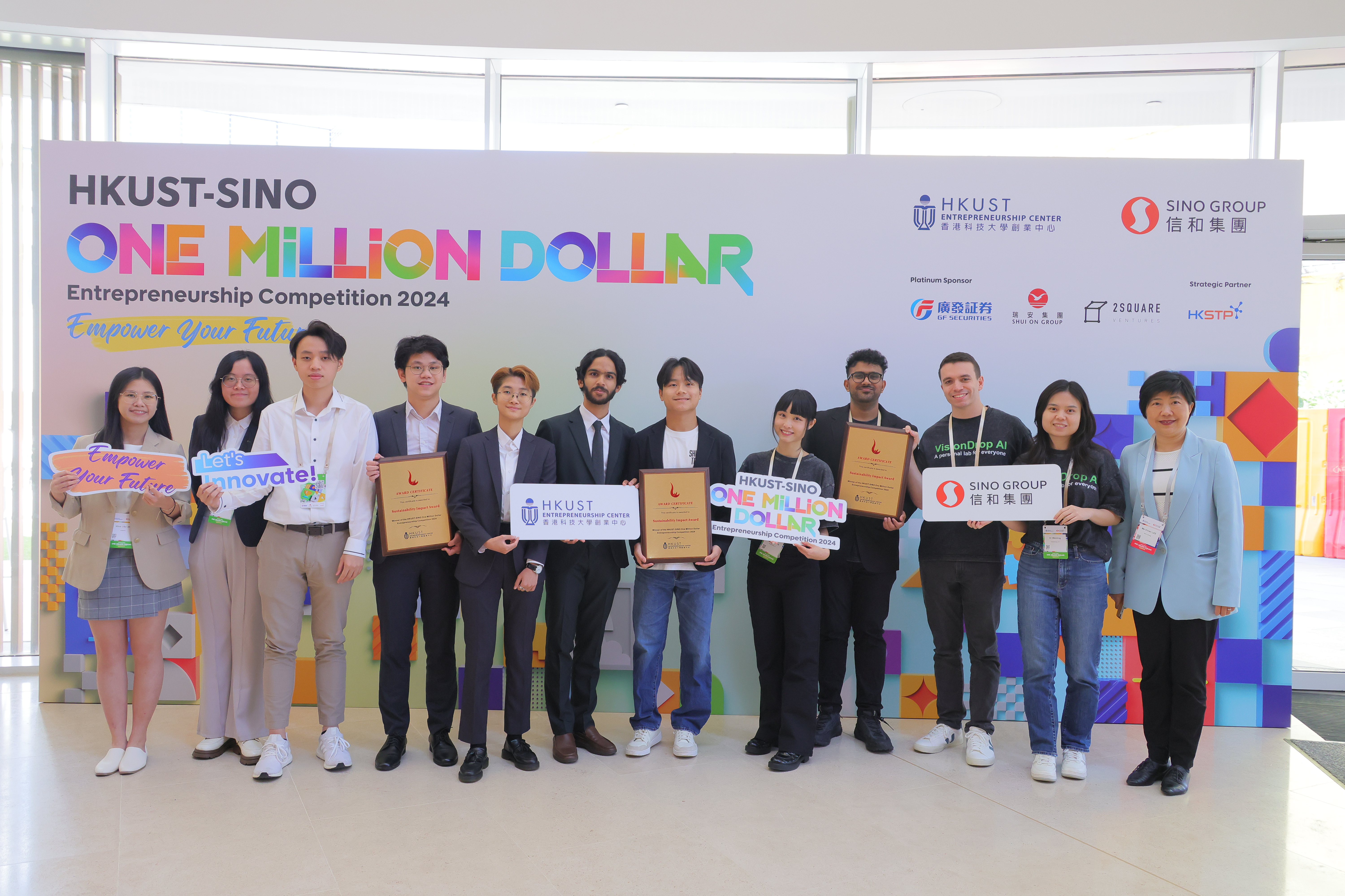 The competition includes a ‘Sustainability Impact Award’ to encourage startups to embrace the ESG (Environmental, Social, and Governance) principles. The award is presented by Ms. Vivian LEE, Group General Manager (Corporate Marketing & Communications, Sustainability) of Sino Group (1st from the right). 