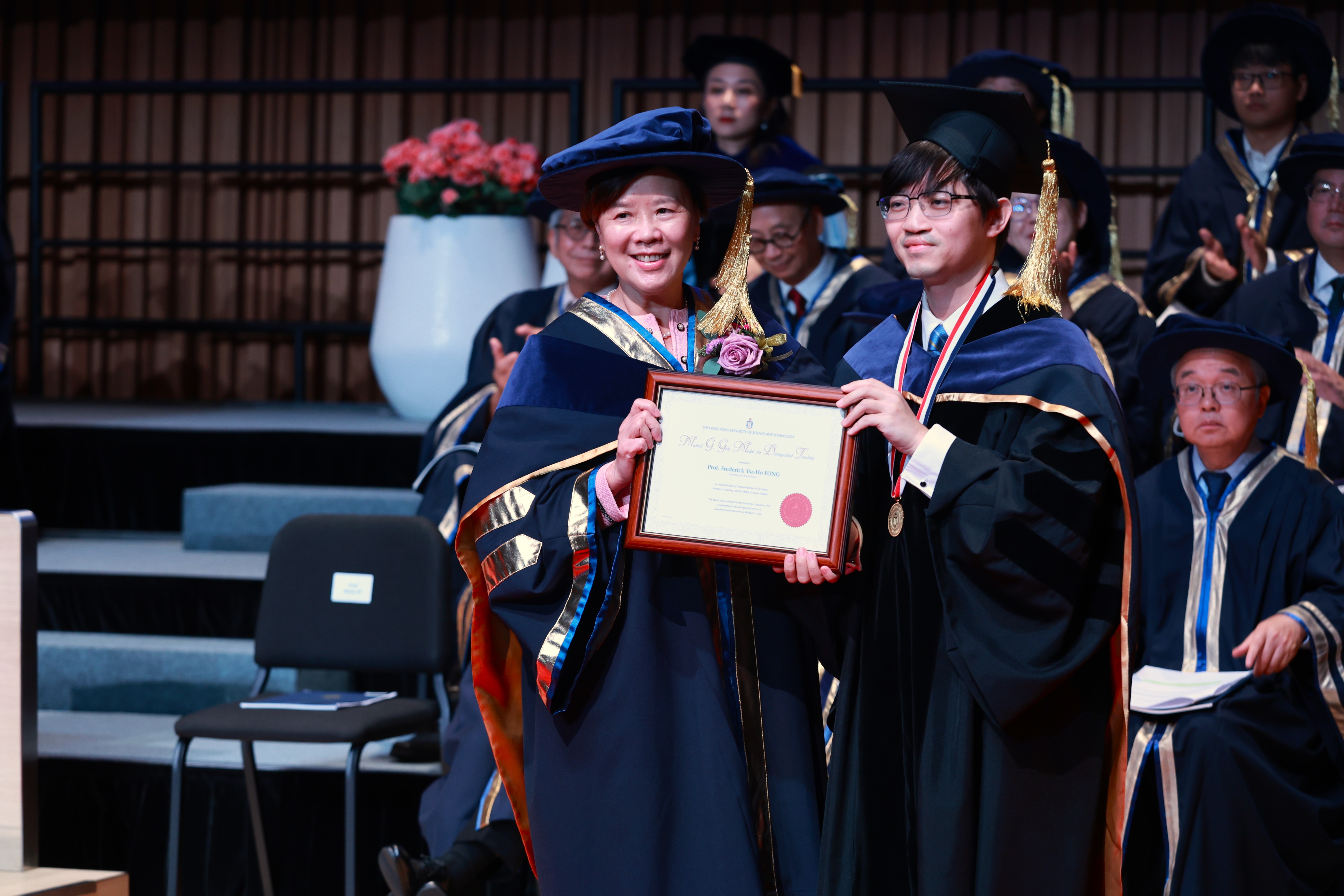 Prof. Nancy IP (left) presents the Michael G. Gale Medal for Distinguished Teaching to Prof. Frederick FONG Tsz-Ho (right) from the Department of Mathematics