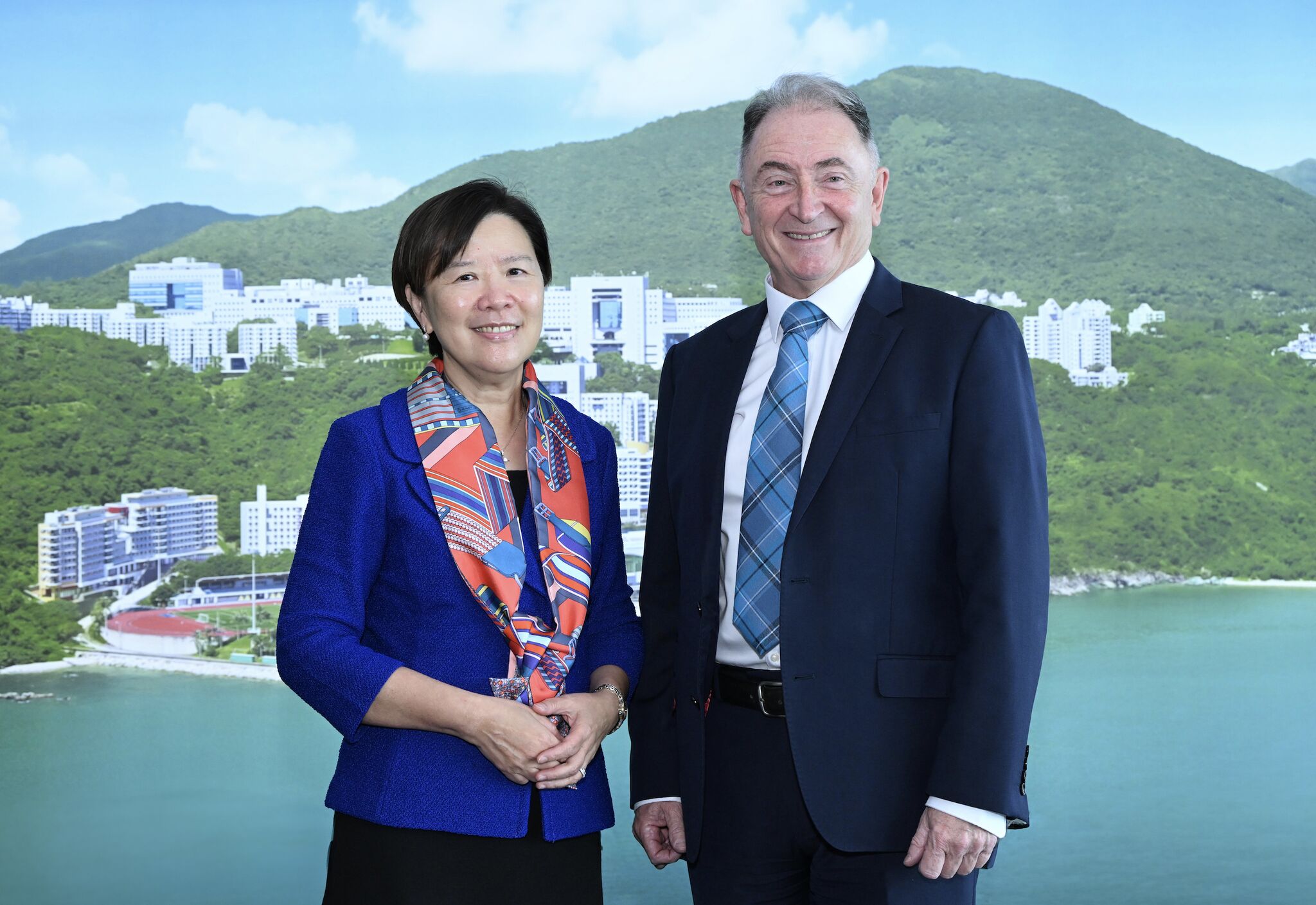 HKUST President Prof. Nancy IP (left) warmly welcomes the University of Strathclyde delegation led by Prof. Sir Jim MCDONALD (right), Principal and Vice-Chancellor.