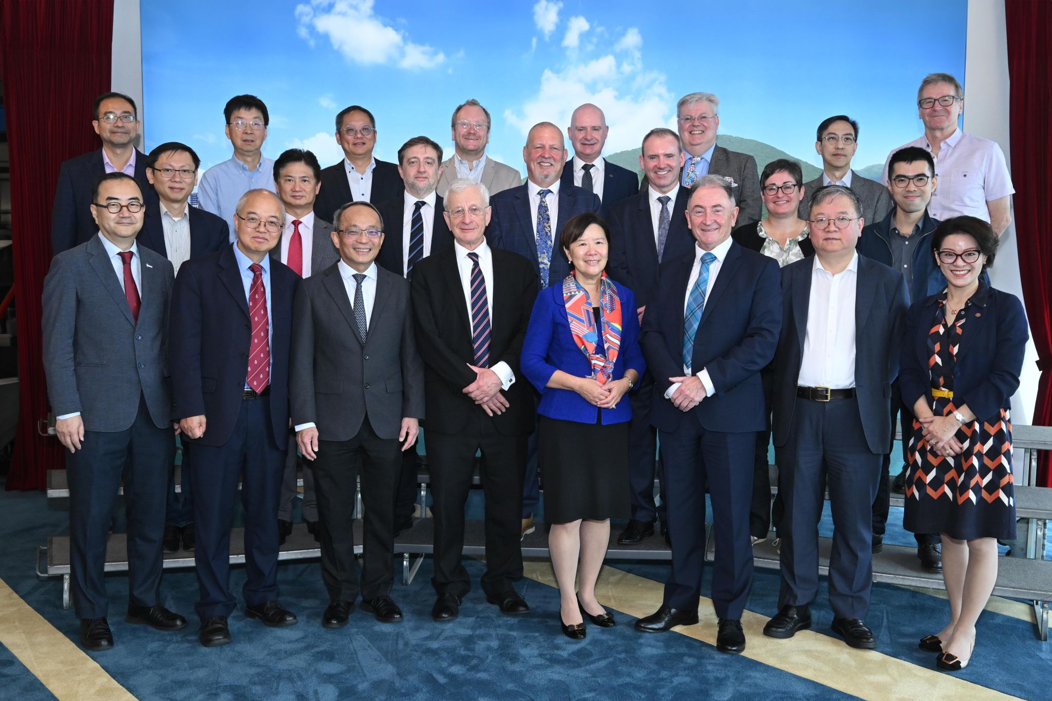 A group photo of HKUST leadership with the University of Strathclyde delegation.