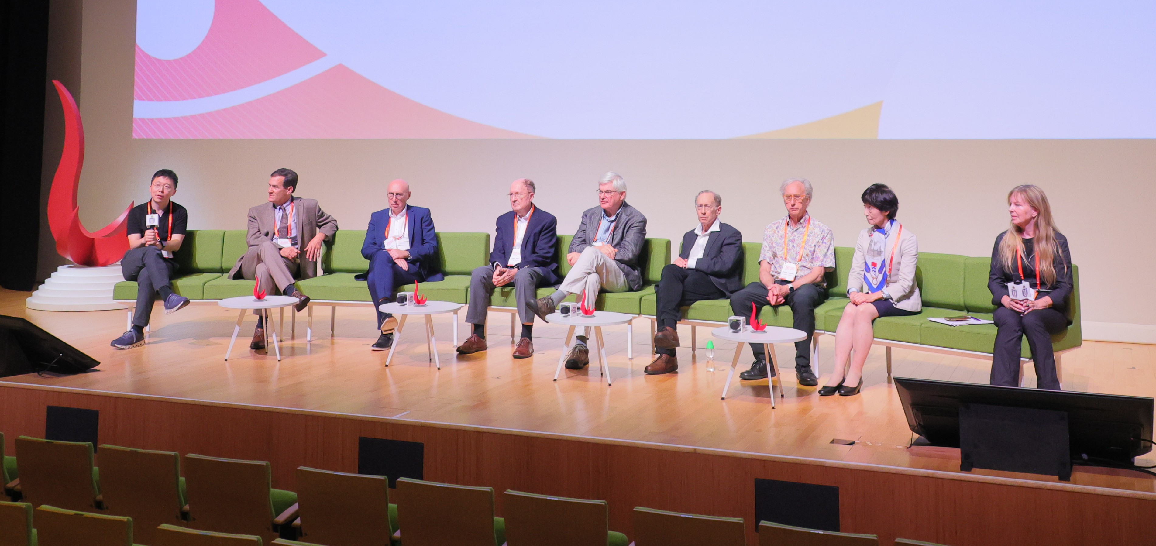 In a vibrant exchange session chaired by Prof. Lorie KARNATH, President of Molecular Frontiers Foundation (first right), renowned scientists (from left) Prof. ZHANG Feng, James and Patricia Poitras Professor of Neuroscience at Massachusetts Institute of Technology; Prof. Josiah “Jody” RICH, Professor of Medicine and Epidemiology at Brown University; Nobel laureate Prof. Stefan HELL; Nobel laureate Sir Gregory WINTER; Prof. Alan FERSHT, Professor of Yusuf Hamied Department of Chemistry at University of Cambr