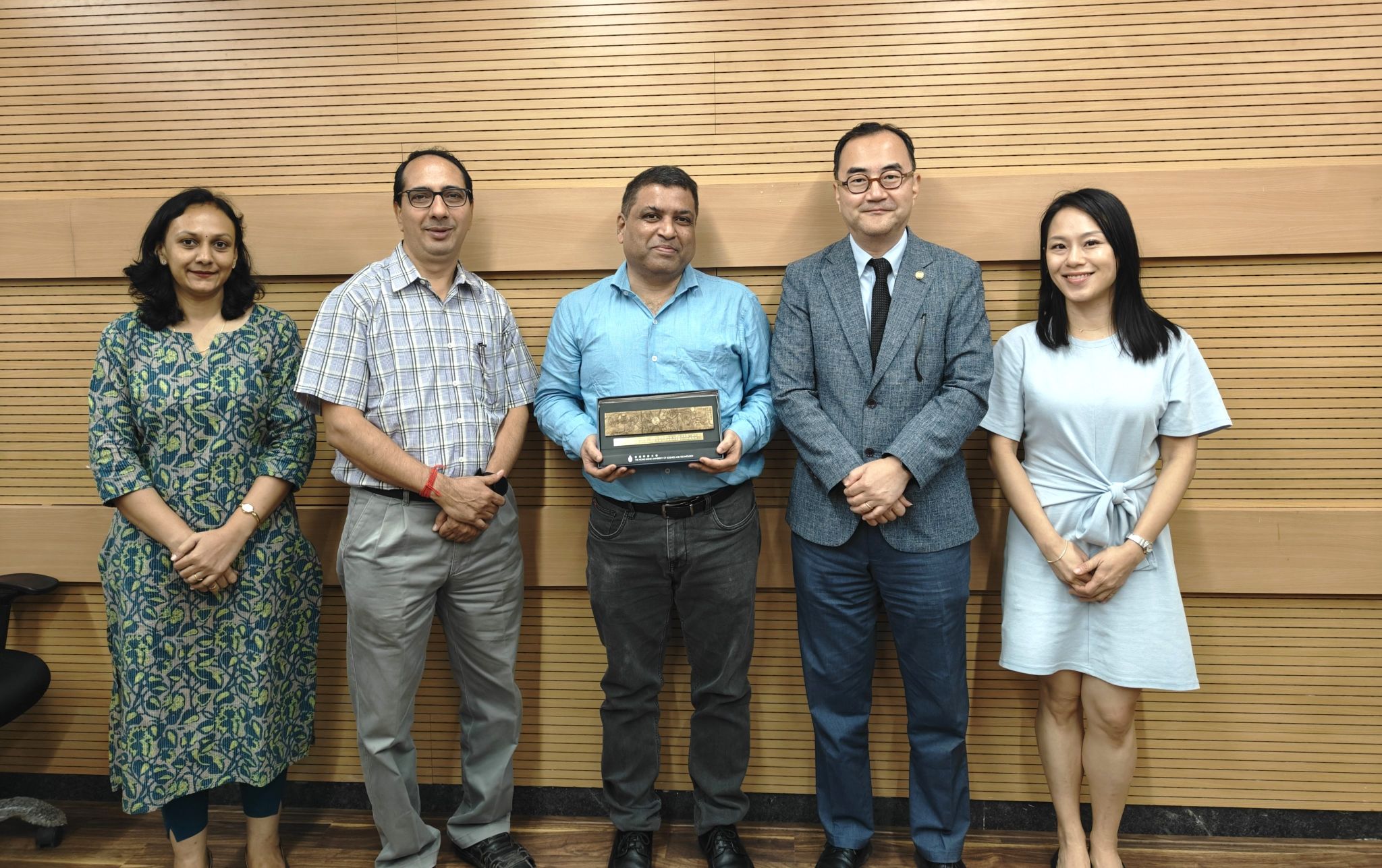 HKUST Associate Vice-President for Research and Development (Knowledge Transfer) Dr. SC Kim (second right) engages in discussions with senior leaders at IIT Bombay including Prof. Upendra BHANDARKAR(center), Associate Dean of Research and Development.