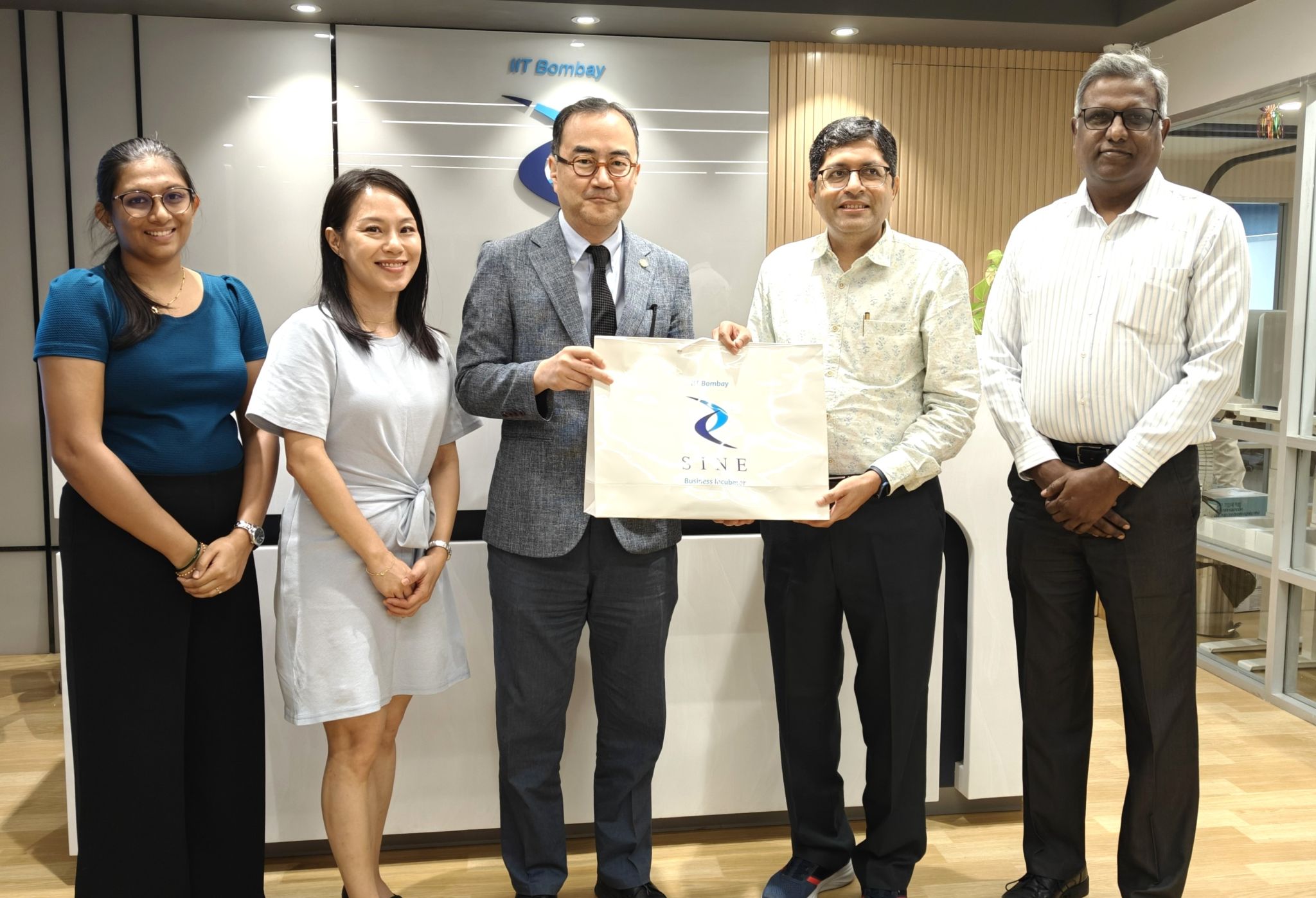 HKUST Associate Vice-President for Research and Development (Knowledge Transfer) Dr. SC Kim (center) engages in discussion with Prof. Santosh GHARPURE (second right), and Mr. Shaji VARGHESE (first right), Professor-in-charge and CEO of the Society for Innovation and Entrepreneurship (SINE).