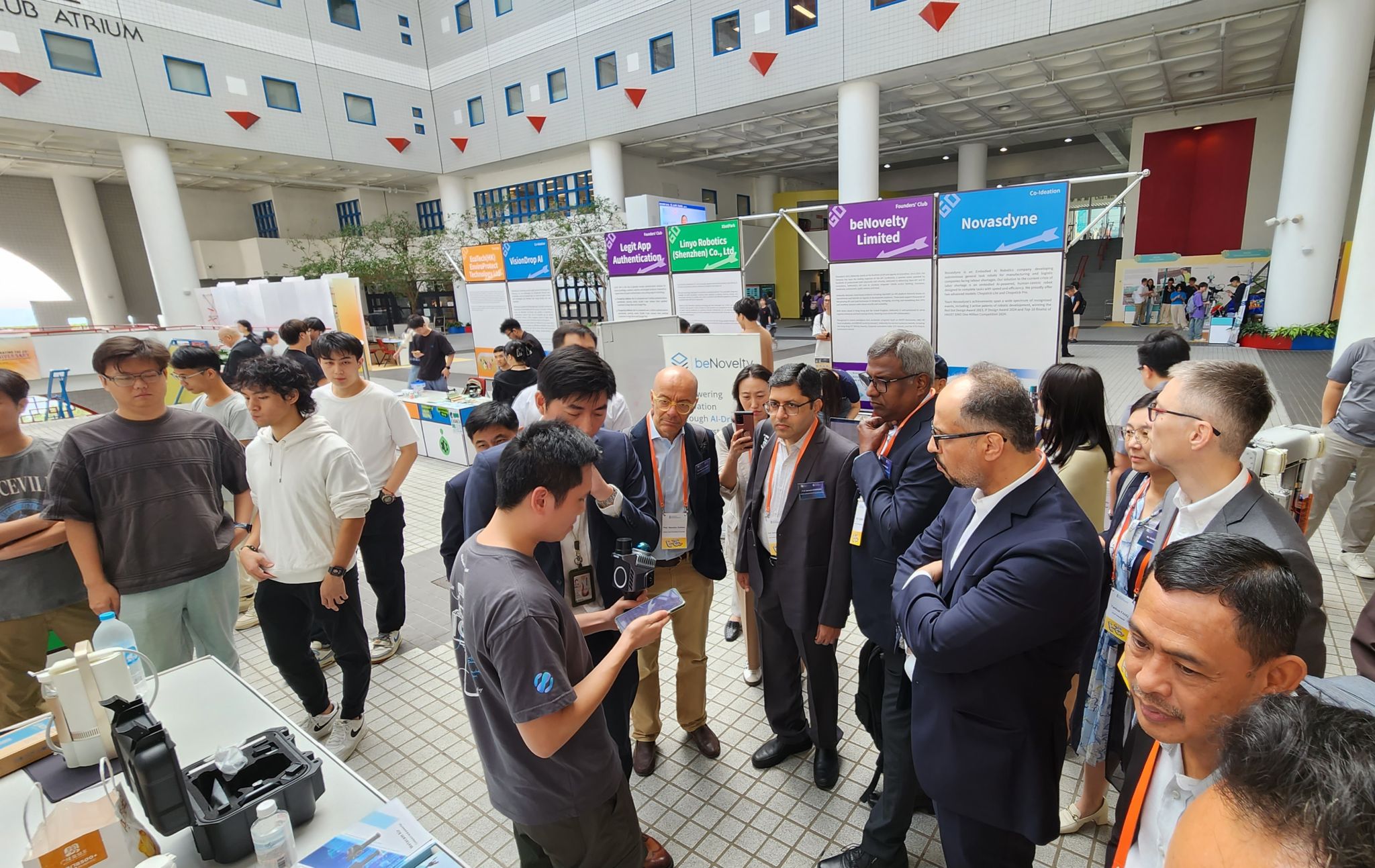 Representatives from the Entrepreneurship and Knowledge Transfer Offices of AUA member universities visit start-up booths founded by HKUST alumni and students.