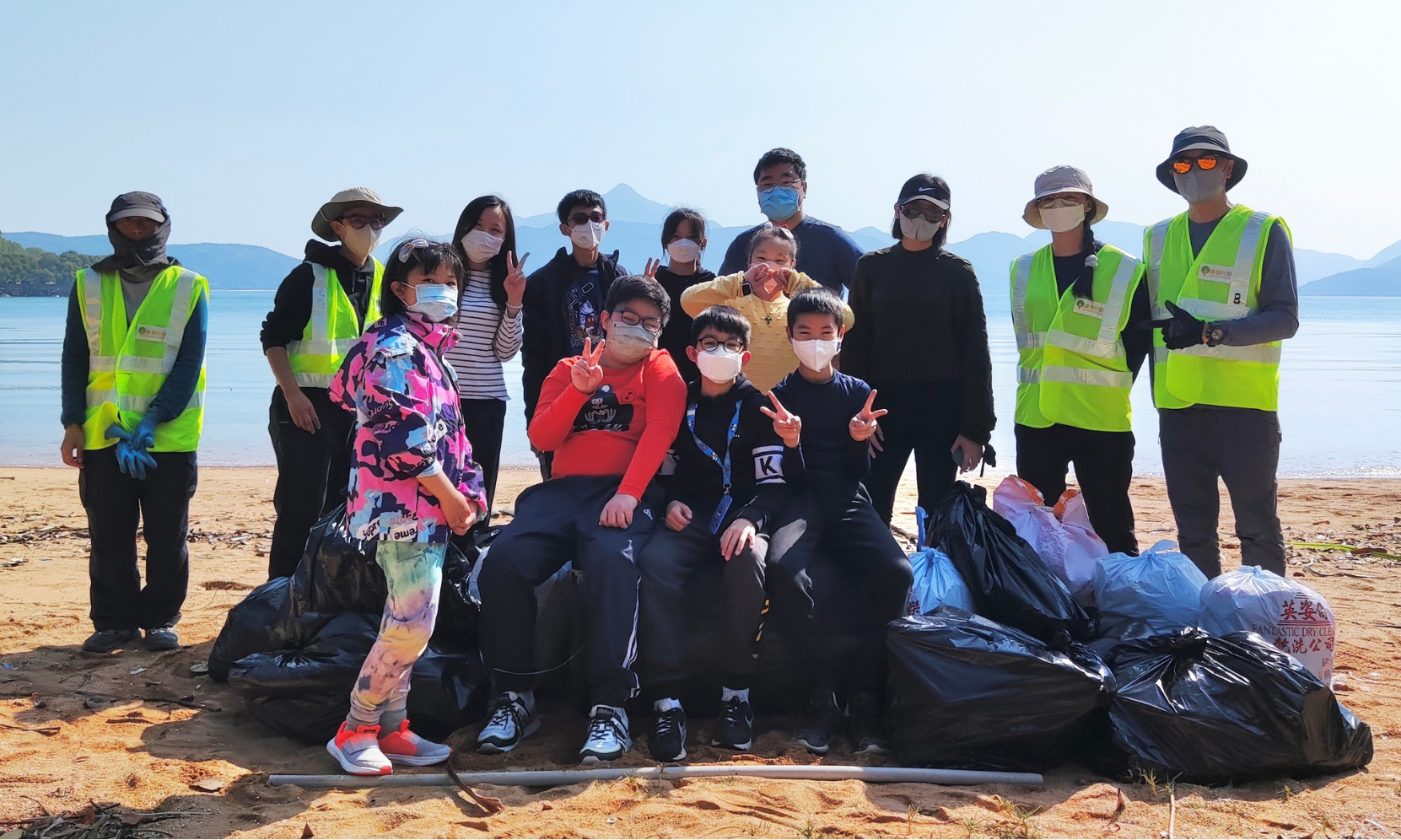 HKUST members took special leaves to take part in a beach clean-up initiative.  