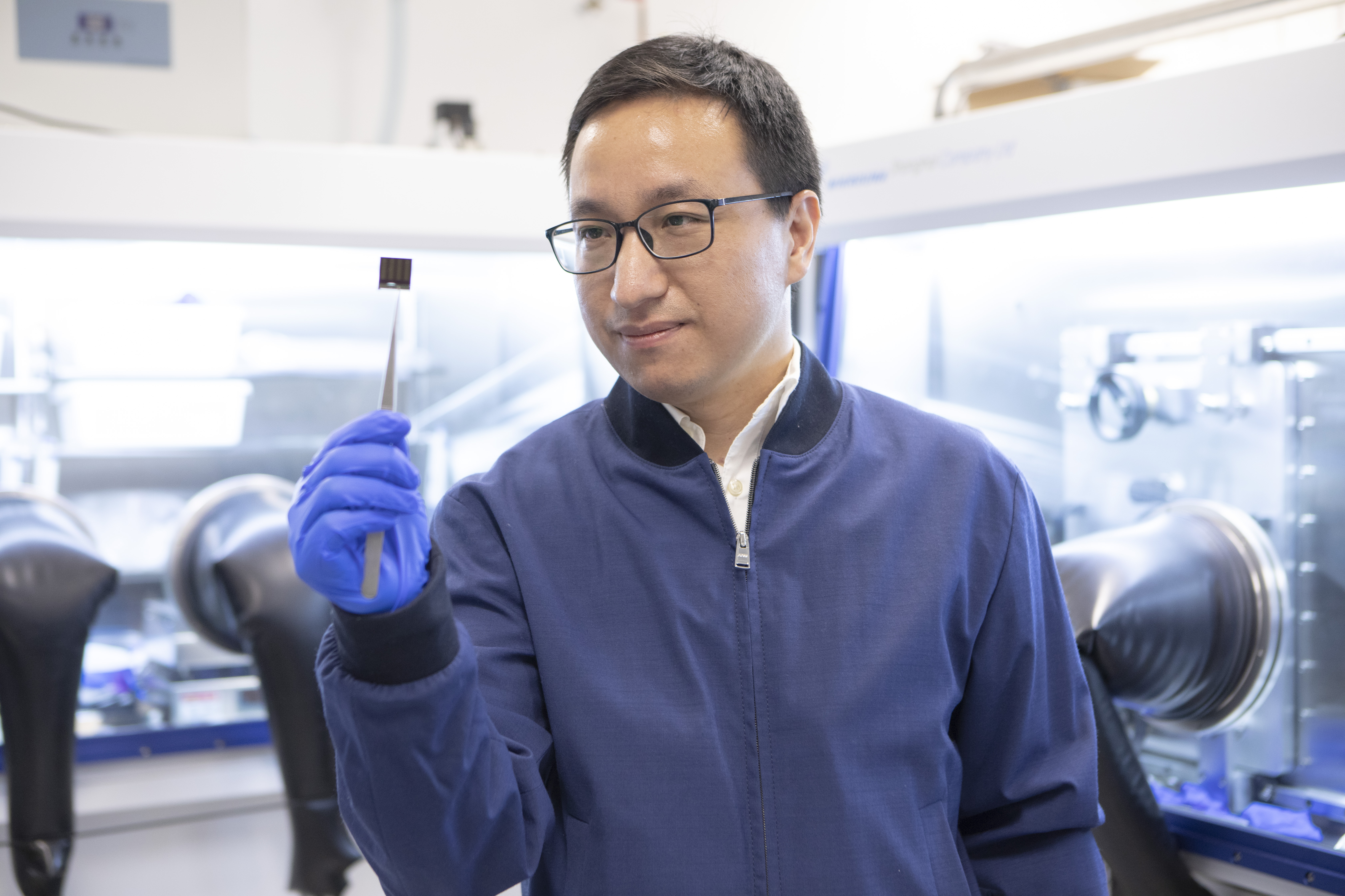 An expert in materials science, Prof. ZHOU Yuanyuan is leading his team to develop perovskite solar cells with high power conversion efficiency.