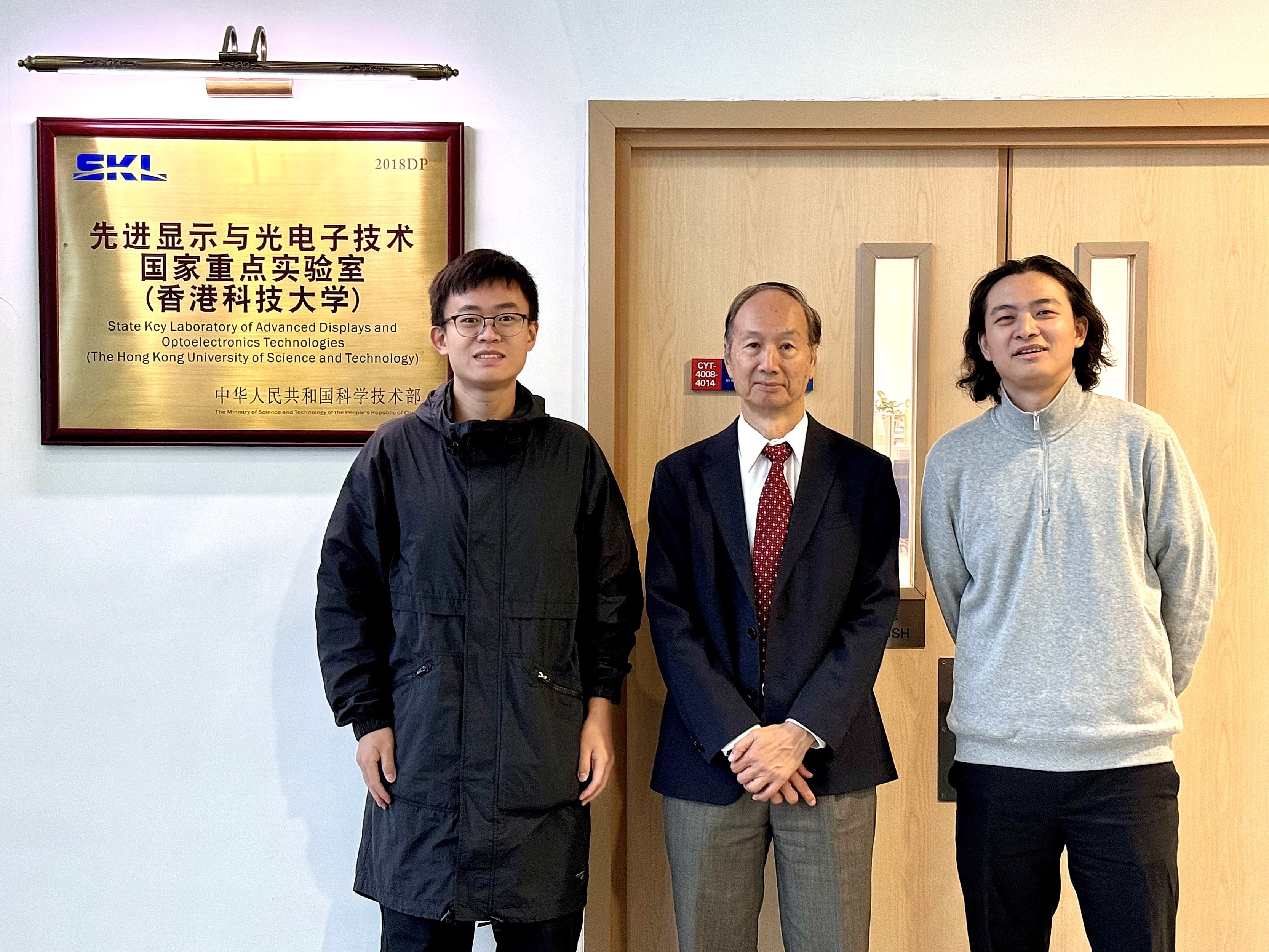 The research team is under the supervision of Prof. KWOK Hoi-Sing (center), Founding Director of the State Key Laboratory of Advanced Displays and Optoelectronics Technologies at HKUST. Core member Dr. FENG Feng (left), a postdoctoral research fellow at HKUST’s Department of Electronic and Computer Engineering (ECE), serves as the first author. The team also includes ECE postdoctoral research fellow Dr. LIU Yibo (right).