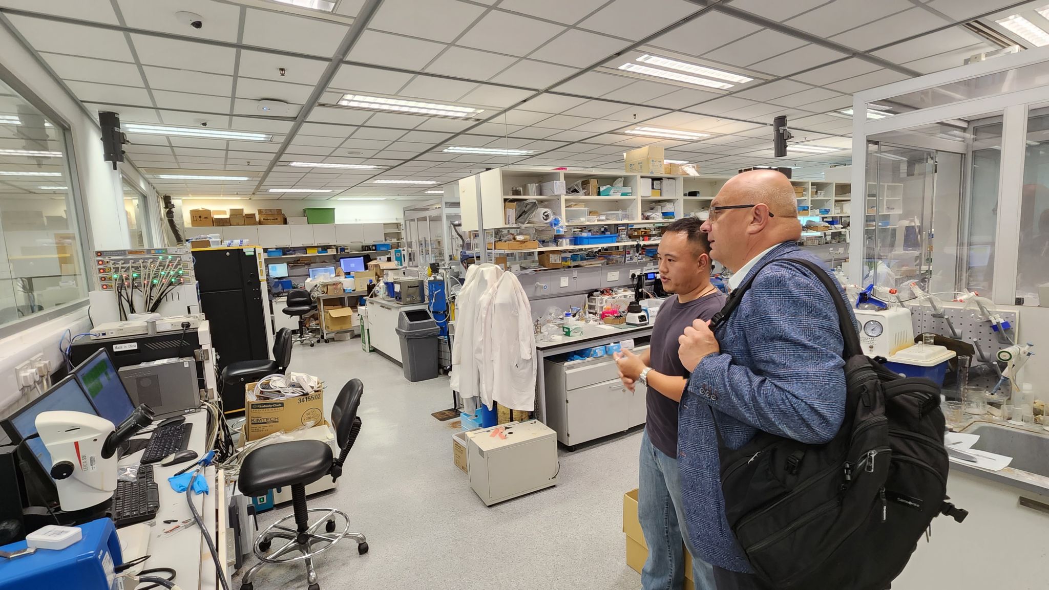 Gdańsk University of Technology Vice-Rector for Research Prof. Dariusz MIKIELEWICZ (center) tours the HKUST Energy Institute.