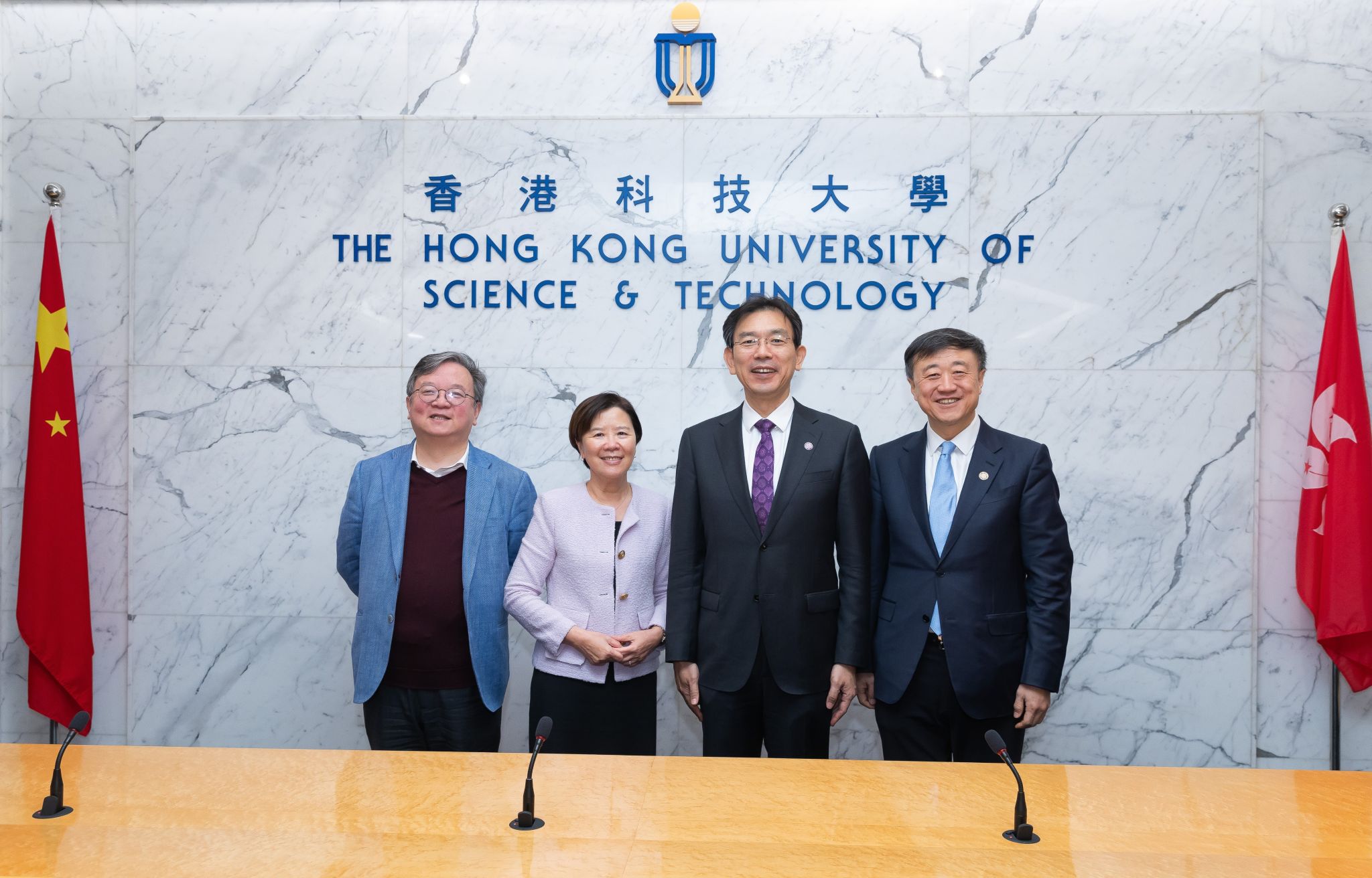 HKUST President Prof. Nancy IP (second left) and Provost Prof. GUO Yike (first Left) welcomes a delegation from Tsinghua University led by President Prof. LI Luming (second right) and Vice President Prof. YANG Bin (first right).