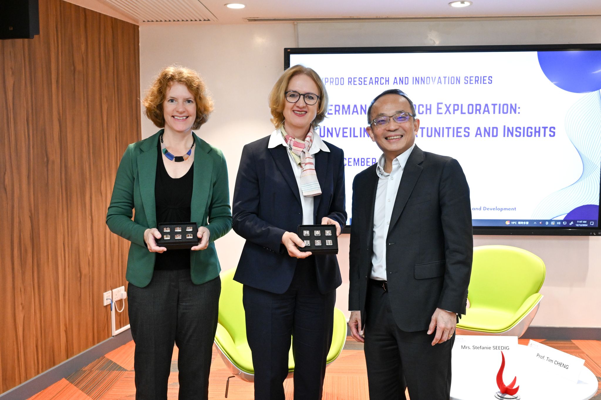 Group Photo (from left): Advisor Science & Innovation at the German Consulate General in Hong Kong Dr. Miriam BRANDT; Deputy Consul-General of German Consulate General Hong Kong Mrs. Stefanie SEEDIG; and HKUST Vice-President for Research and Development Prof. Tim CHENG.