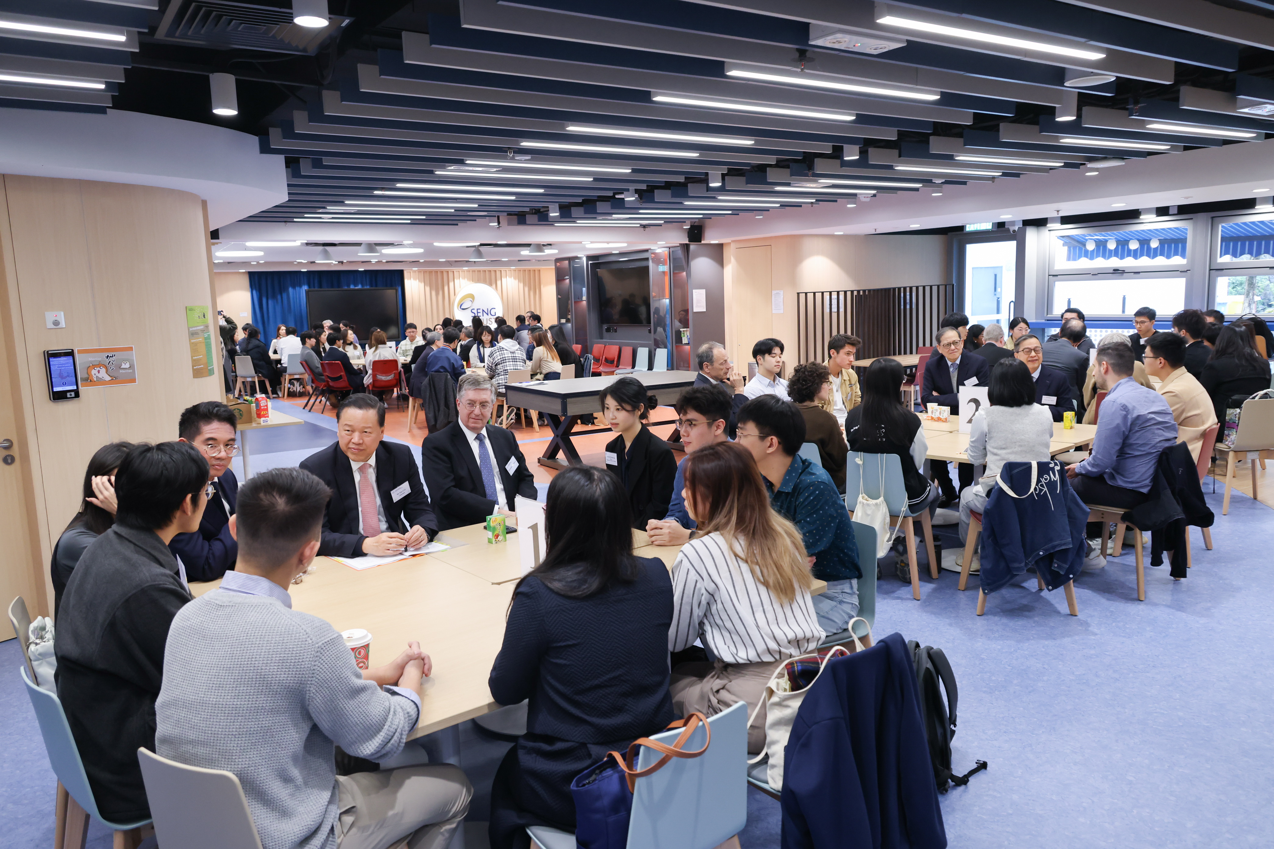 The UGC delegation engages in face-to-face meetings with faculty members, students from different departments to gain understanding of HKUST’s vibrant student community and stimulating learning atmosphere.