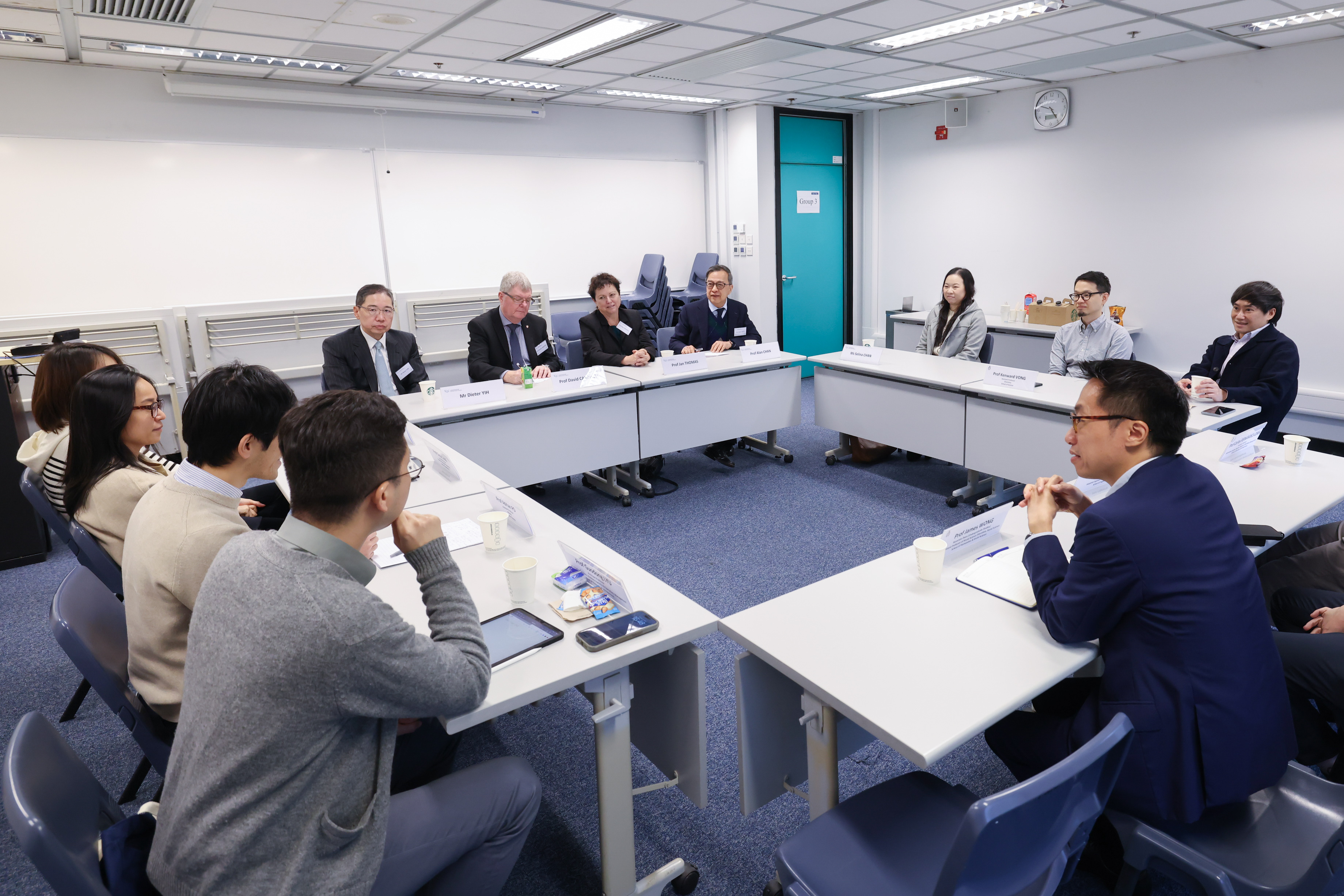 The UGC delegation engages in face-to-face meetings with faculty members, students from different departments to gain understanding of HKUST’s vibrant student community and stimulating learning atmosphere.