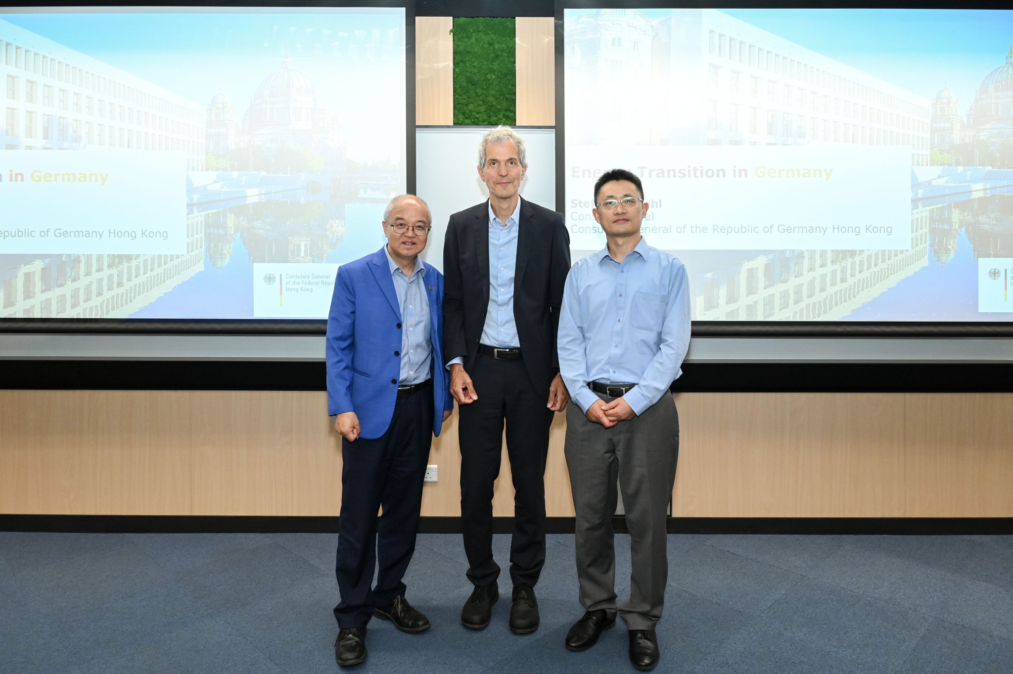 HKUST Vice President for Institutional Advancement Prof. WANG Yang (left), and Prof. SHAO Minhua (right), Director of HKUST Energy Institute warmly welcomed Consul General Stefan BREDOHL to the HKUST campus.