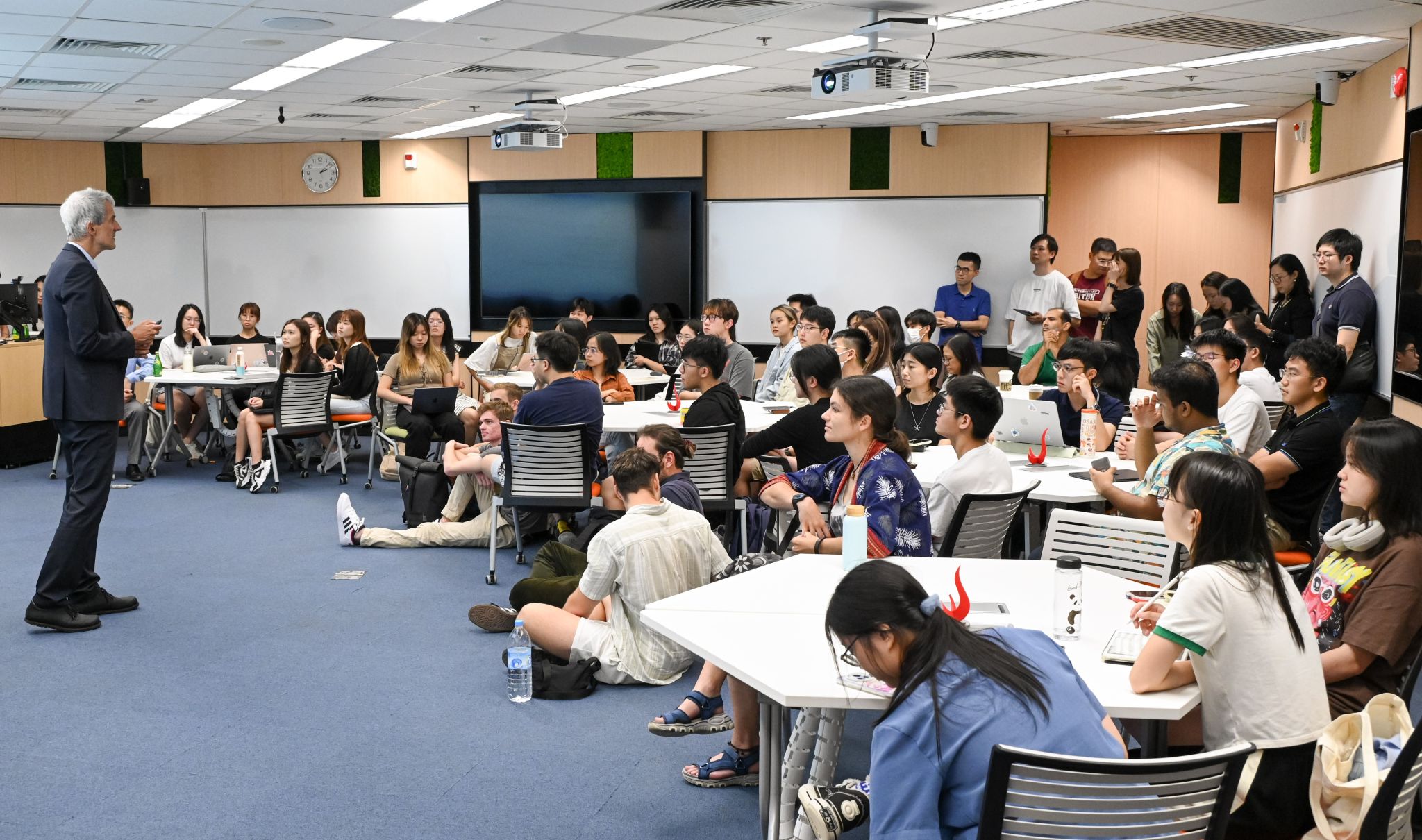 Consul General of Germany to Hong Kong and Macau Stefan BREDOHL delivers a special sharing on Germany’s roadmap of energy transition in Germany at HKUST. 