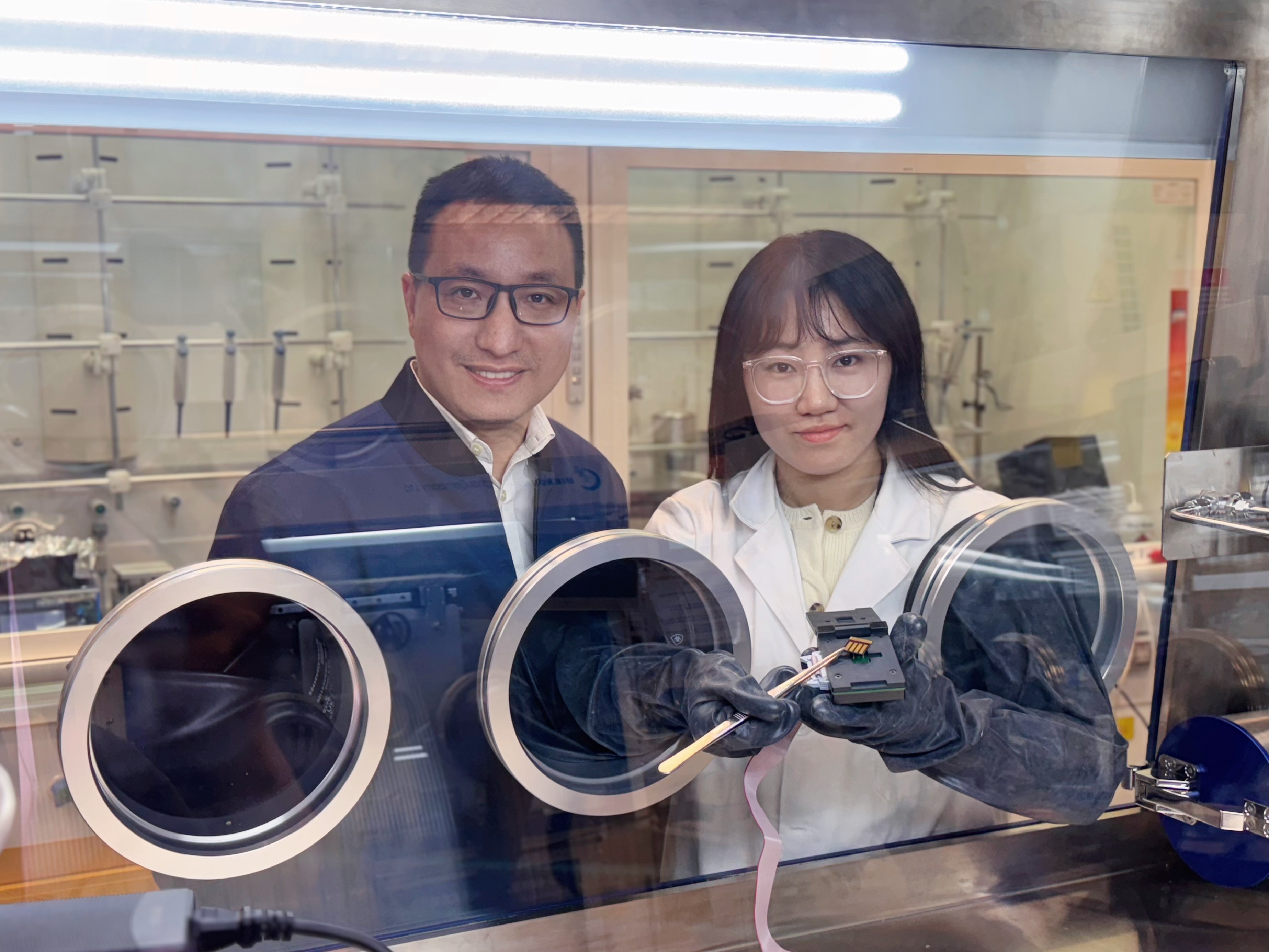 Prof. ZHOU Yuanyuan (left) and Dr. HAO Mingwei (right) demonstrate a stability test of their newly developed cation-homogenized perovskite solar cells.