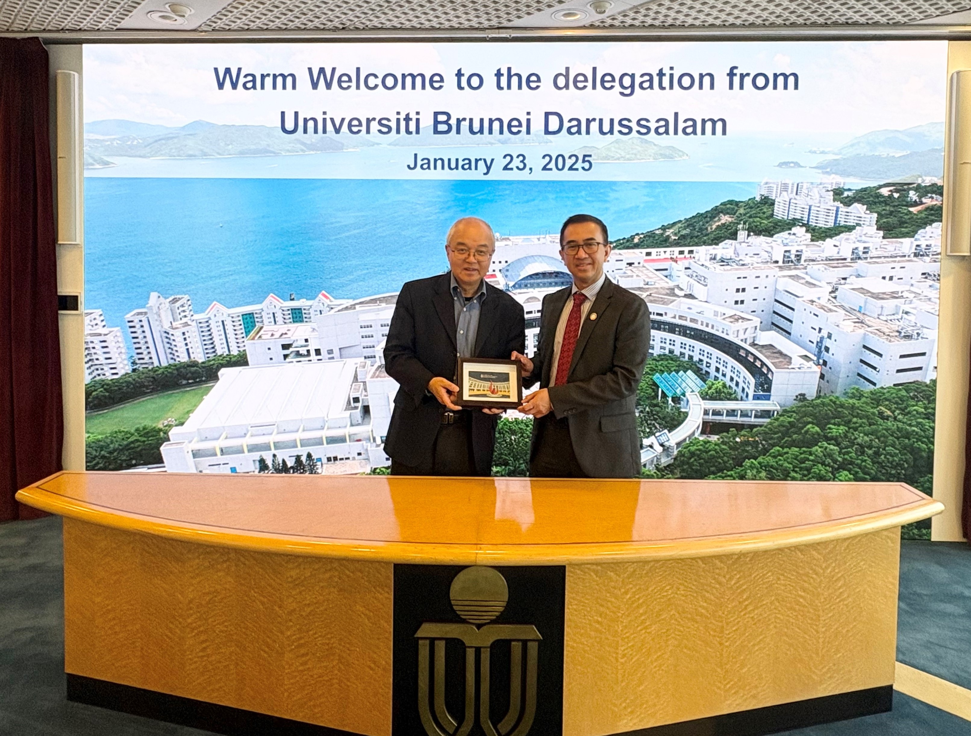 HKUST Vice-President for Institutional Advancement Prof. WANG Yang (left) presents a HKUST souvenir to Universiti Brunei Darussalam Vice Chancellor and President Dr. Hazri KIFLE (right). 