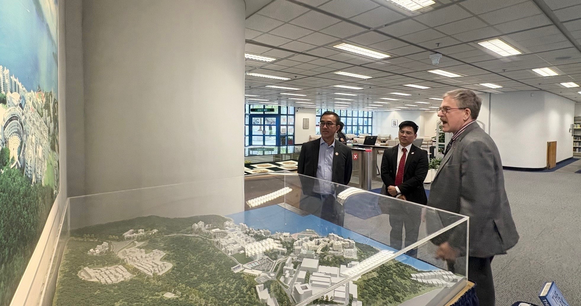 The Universiti Brunei Darussalam delegation tours the Lee Shau Kee Library.