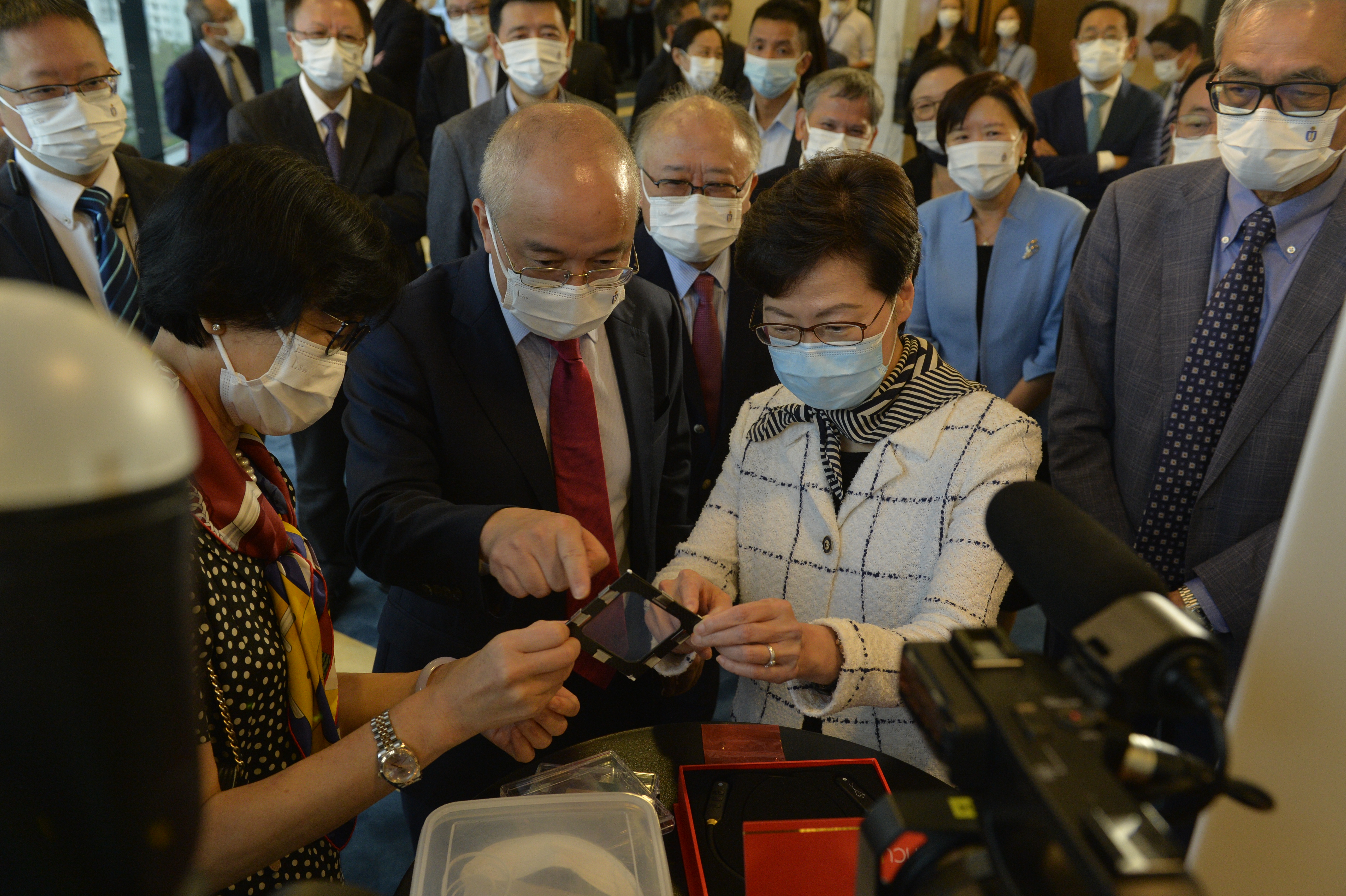 高平教授（左）介紹她近來的研究成果——全球最堅固的聚合物納米薄膜，以及如何利用這高性能新物料製造既透明亦透氣的口罩。