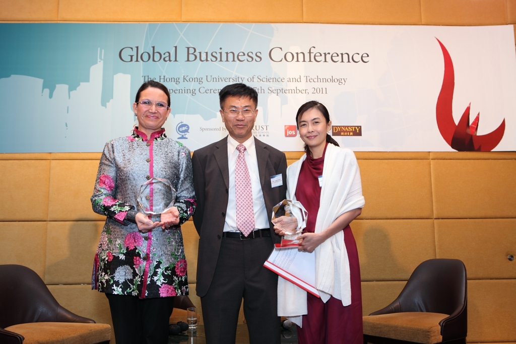 Prof. Leonard Cheng, Dean of HKUST Business School presents the souvenirs to the keynote speakers, Ms. Umran Beba, President of PepsiCo Asia Pacific