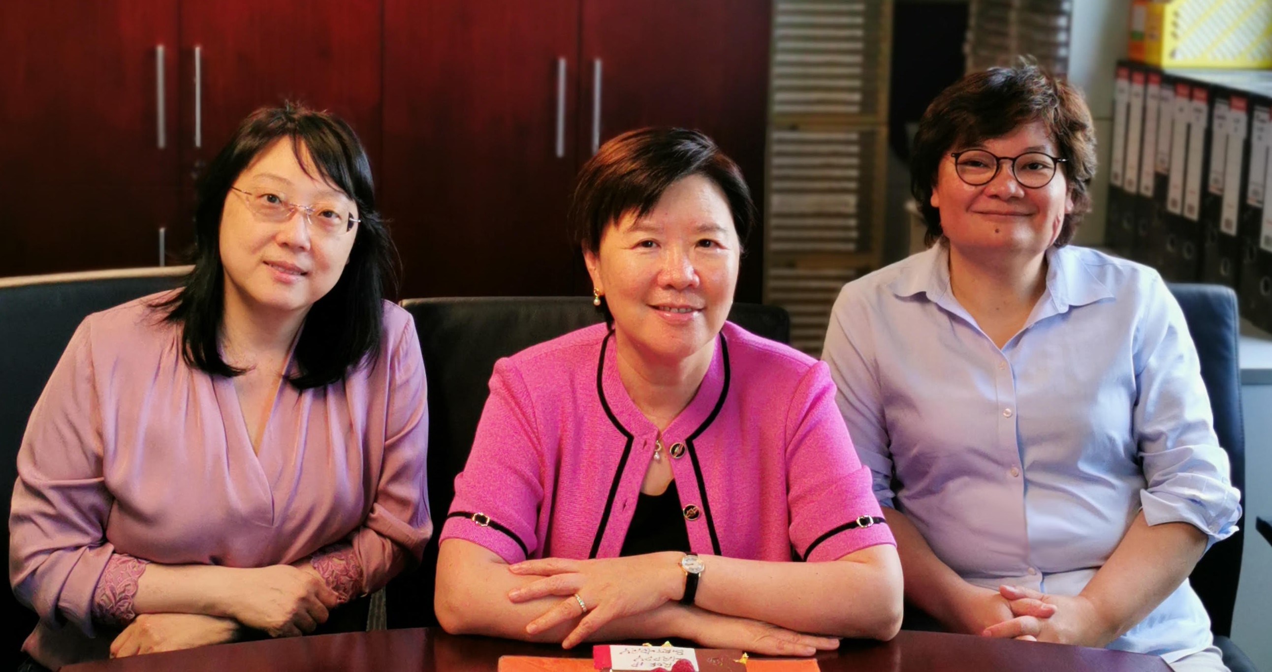 Prof. Fu (right) and Dr. Ip (left) were both doctorate students of Prof. Nancy Ip (middle). The trio has been working together for more than 20 years to investigate early brain degeneration.