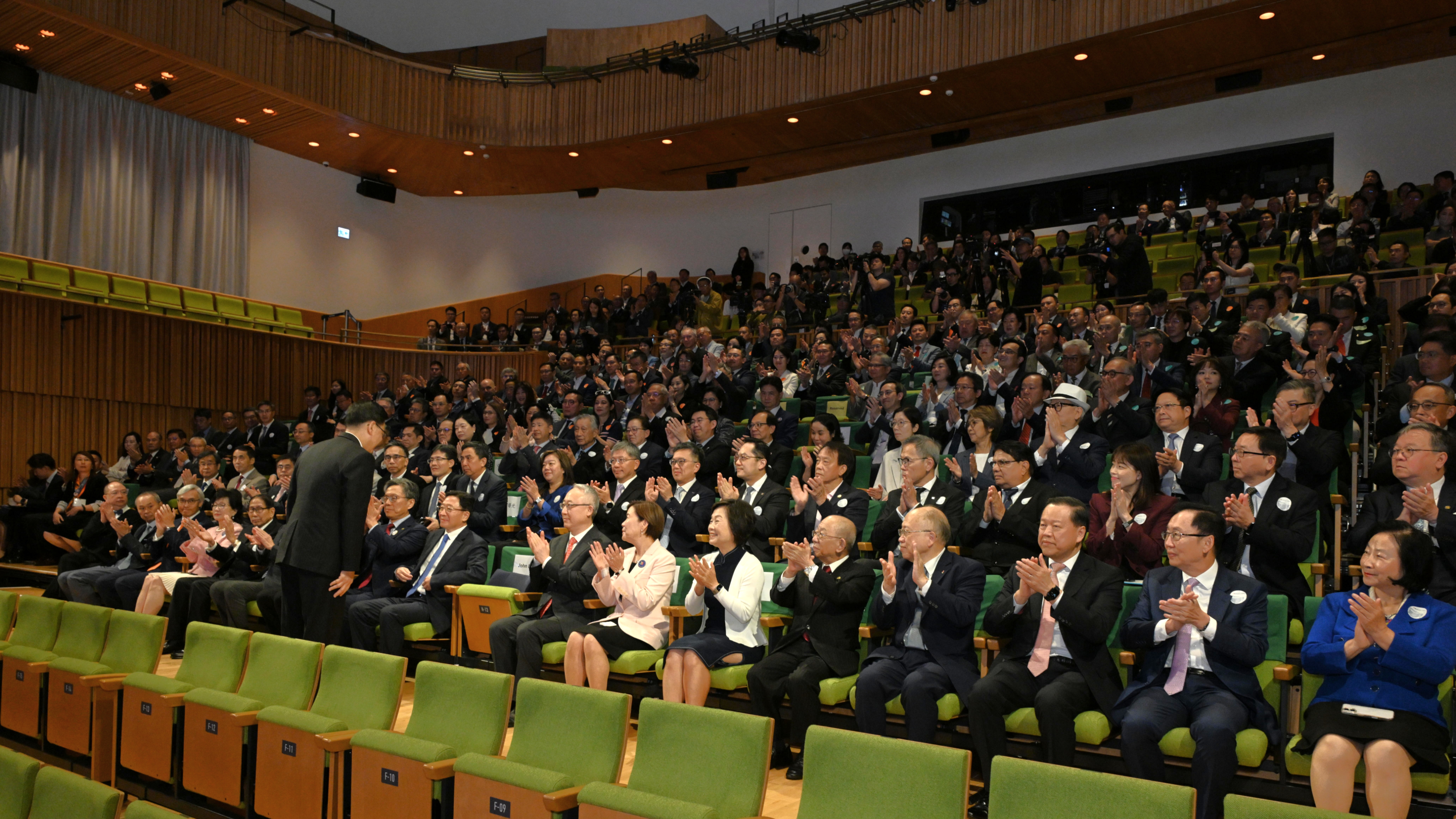 6.	The ceremony was a grand occasion, attended by a large number of distinguished guests.