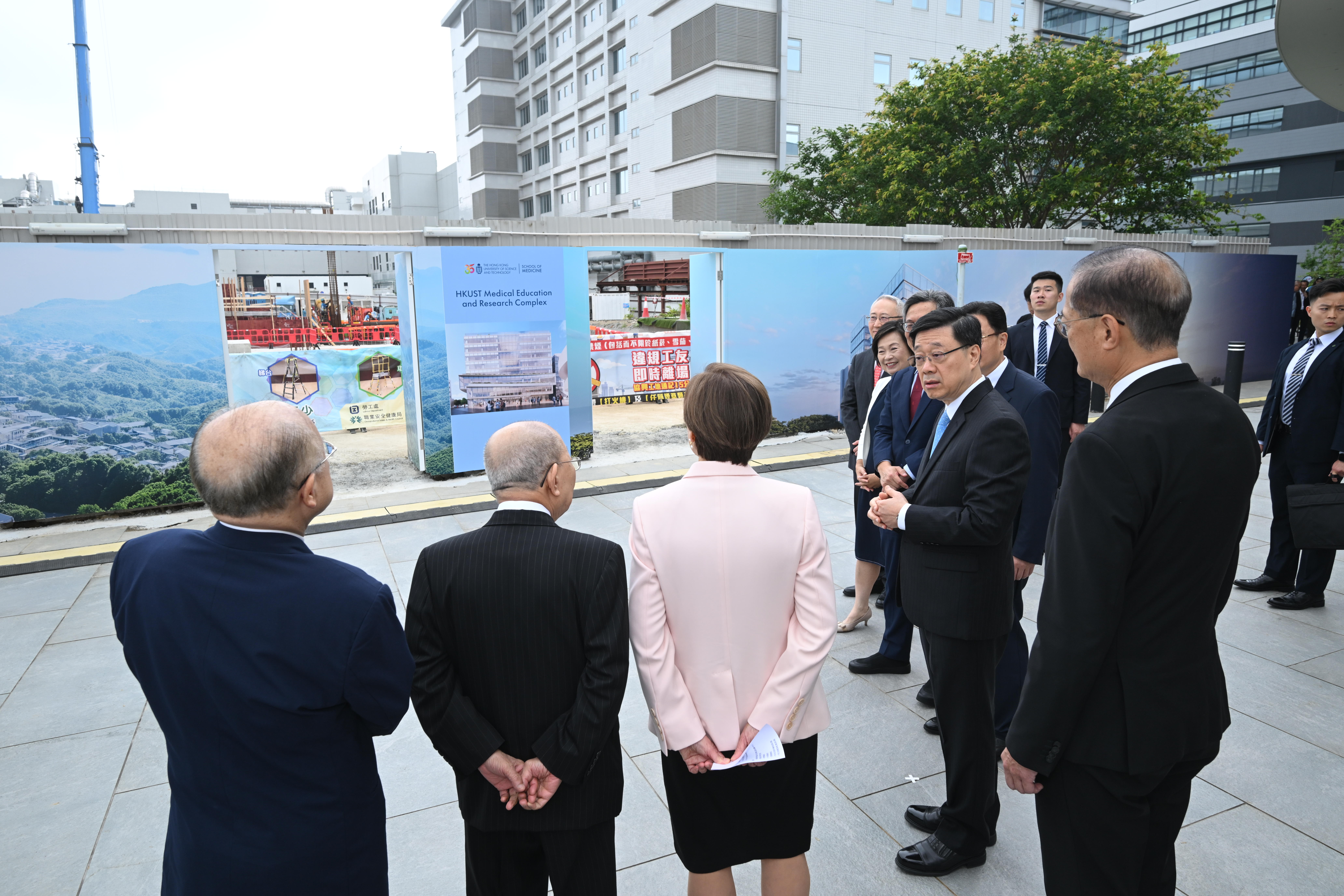 Government officials and members of HKUST senior management tour the construction site of the HKUST Medical Education and Research Complex.