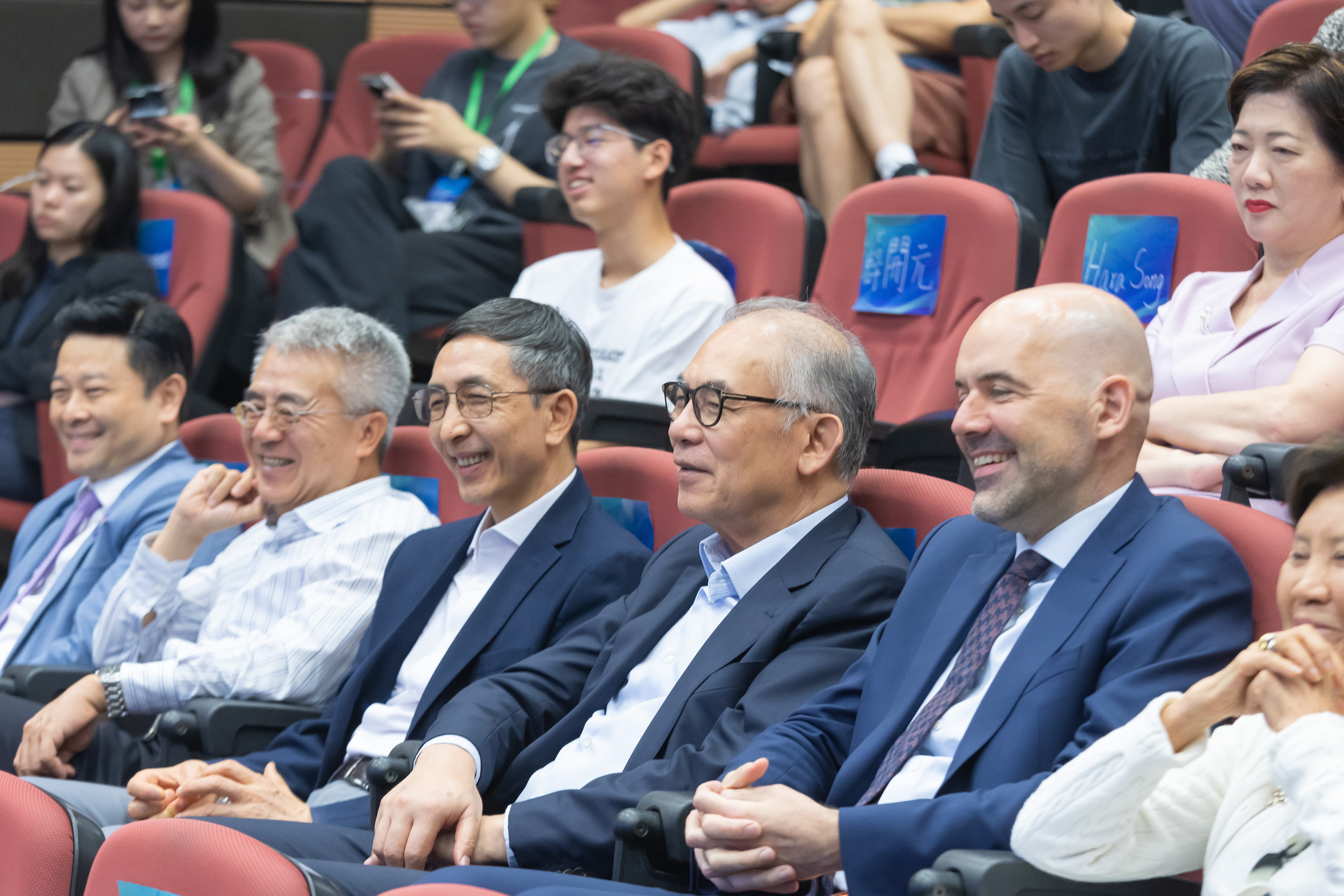 The audience, comprising faculty, students, VIPs, and alumni, responded enthusiastically to the three speakers’ discussions.
