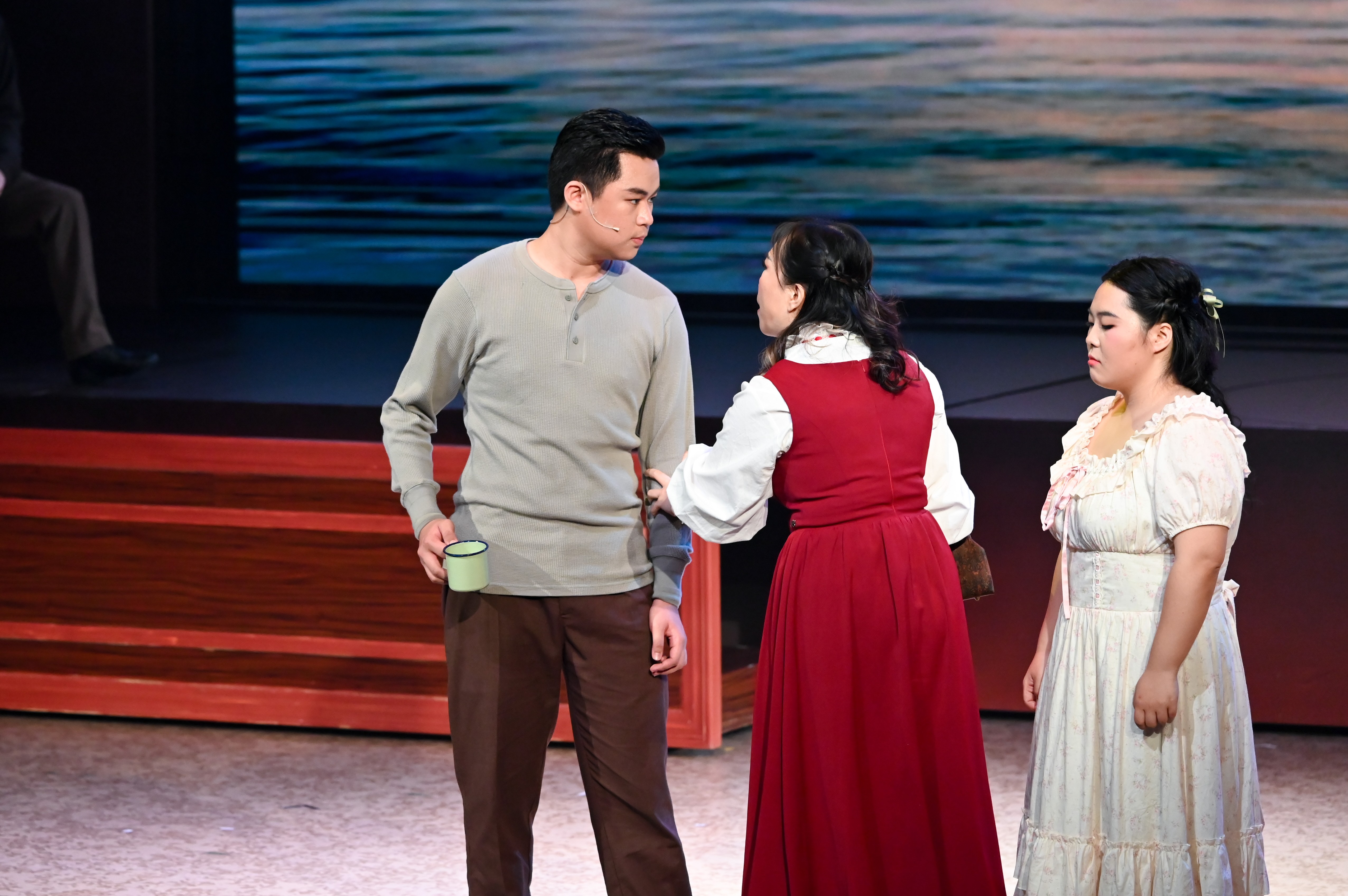 The male lead, undergraduate Mr. Leung Ho-Sing, embodied the complexity of Billy Bigelow, uncovering the softness behind the tough exterior.