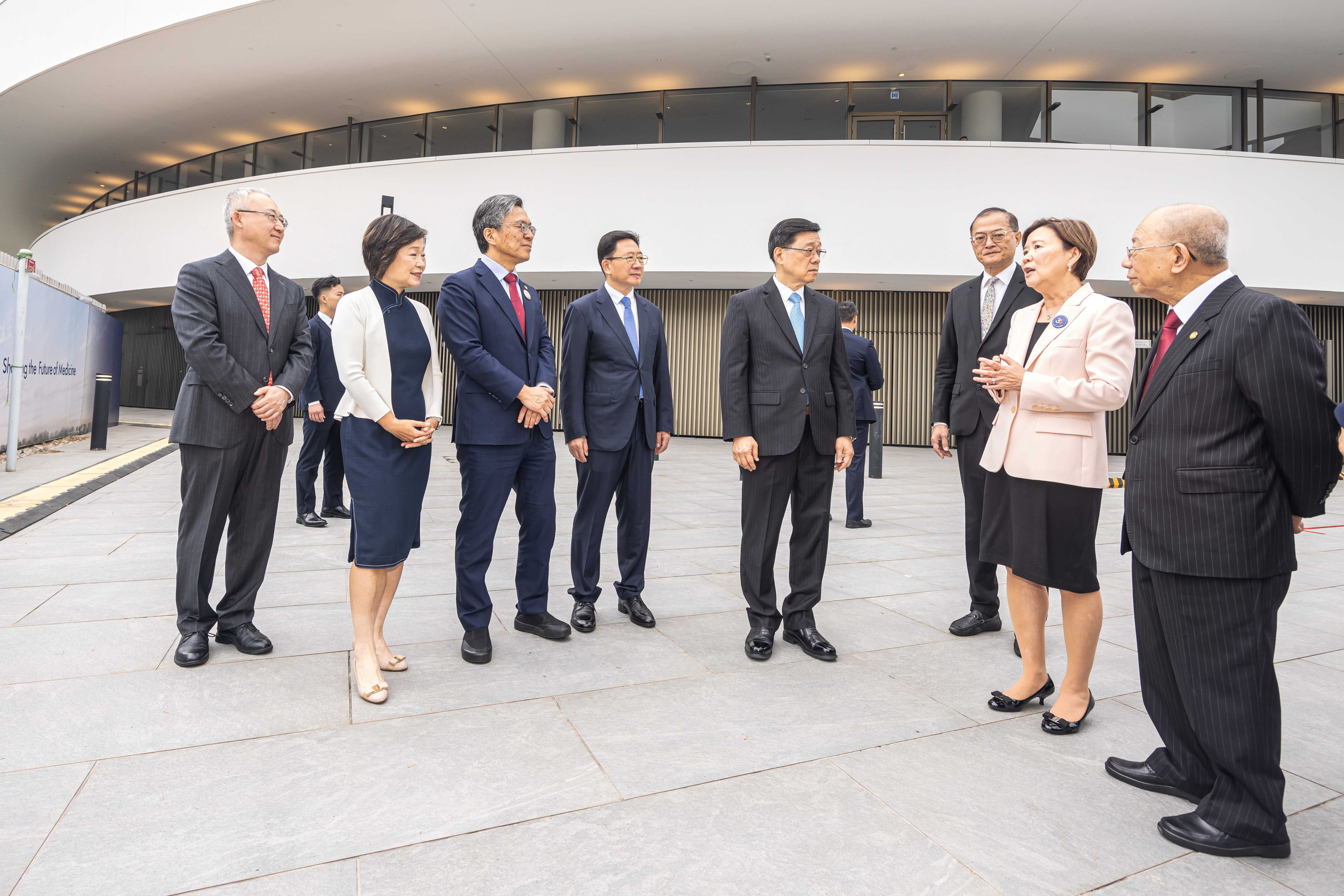 3.	Government officials and members of HKUST senior management tour the construction site of the HKUST Medical Education and Research Complex.