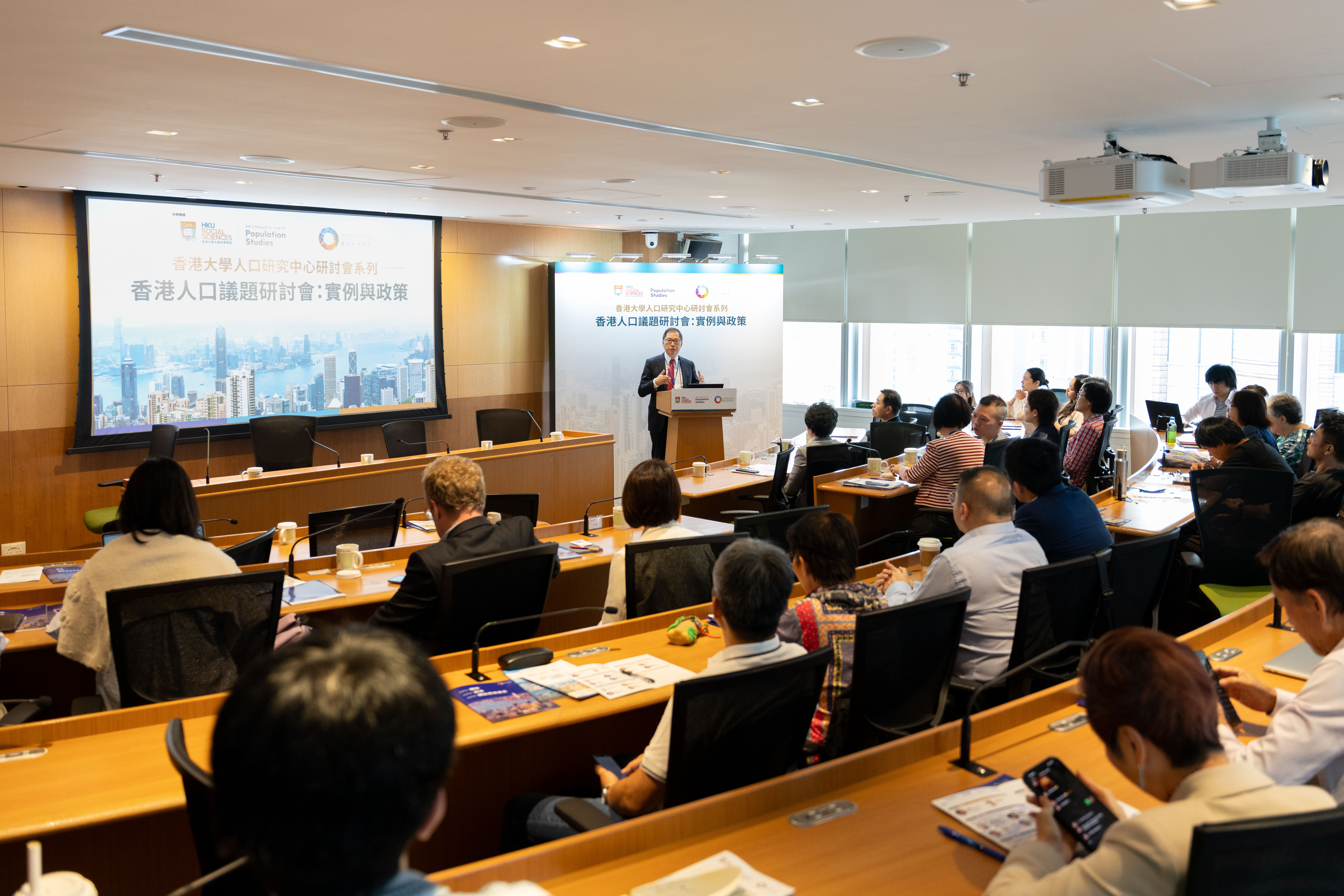 The symposium explored how to formulate forward-looking population strategies to address the challenges posed by recent aging and migration trends, maintain the city’s competitiveness, and build a livable city.