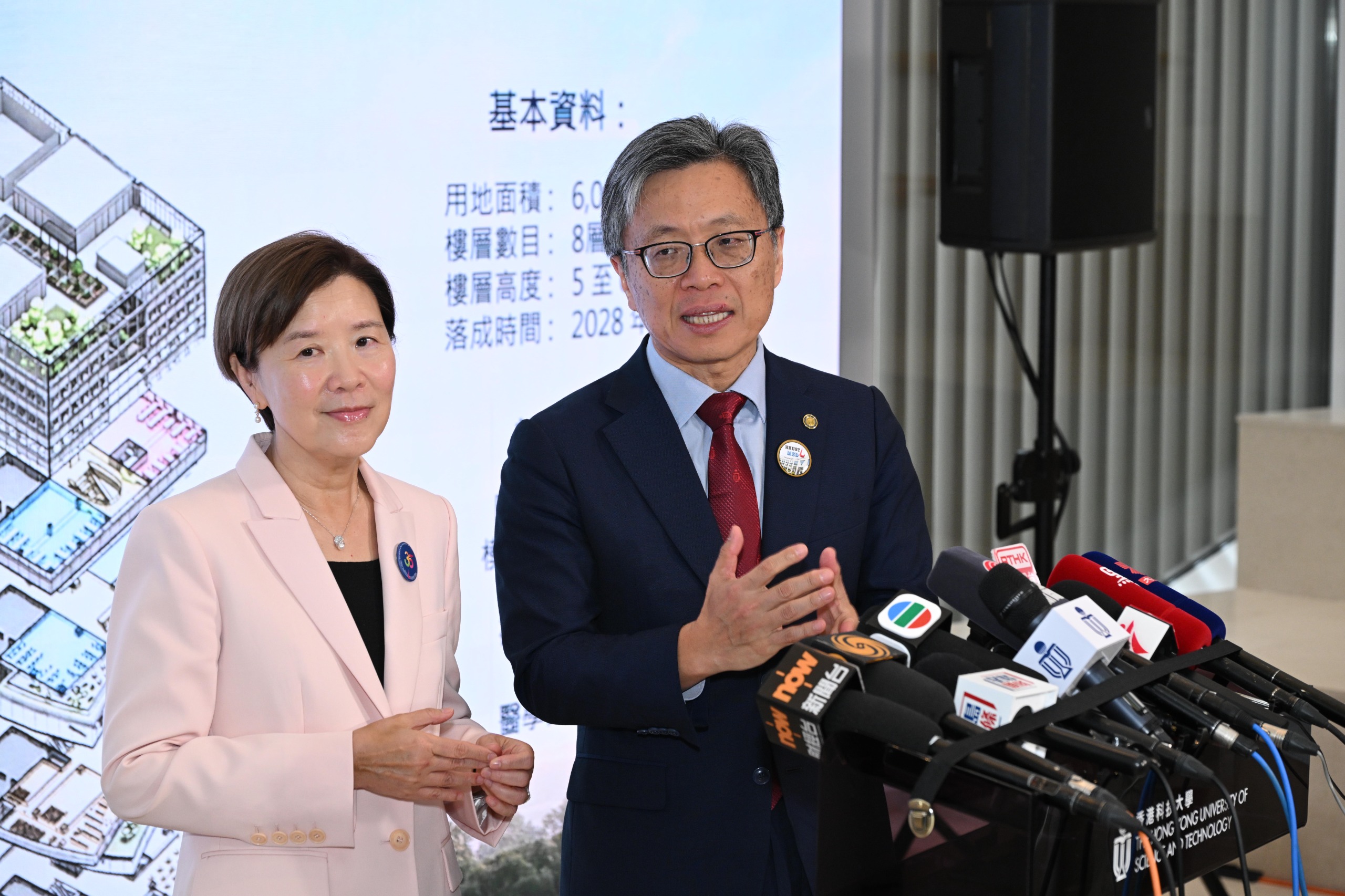 8.	Prof. Harry SHUM (right) and Prof. Nancy IP meet with the media.