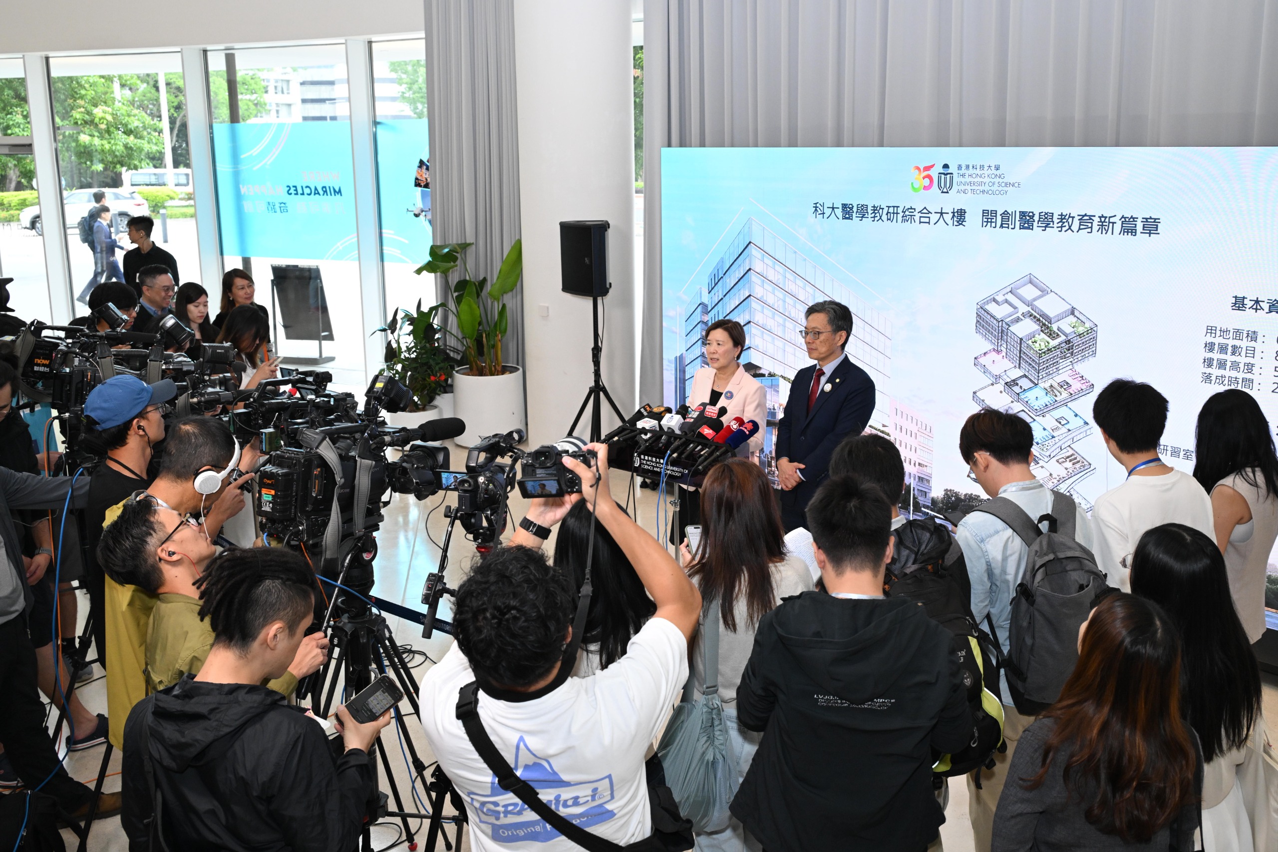 8.	Prof. Harry SHUM (right) and Prof. Nancy IP meet with the media.