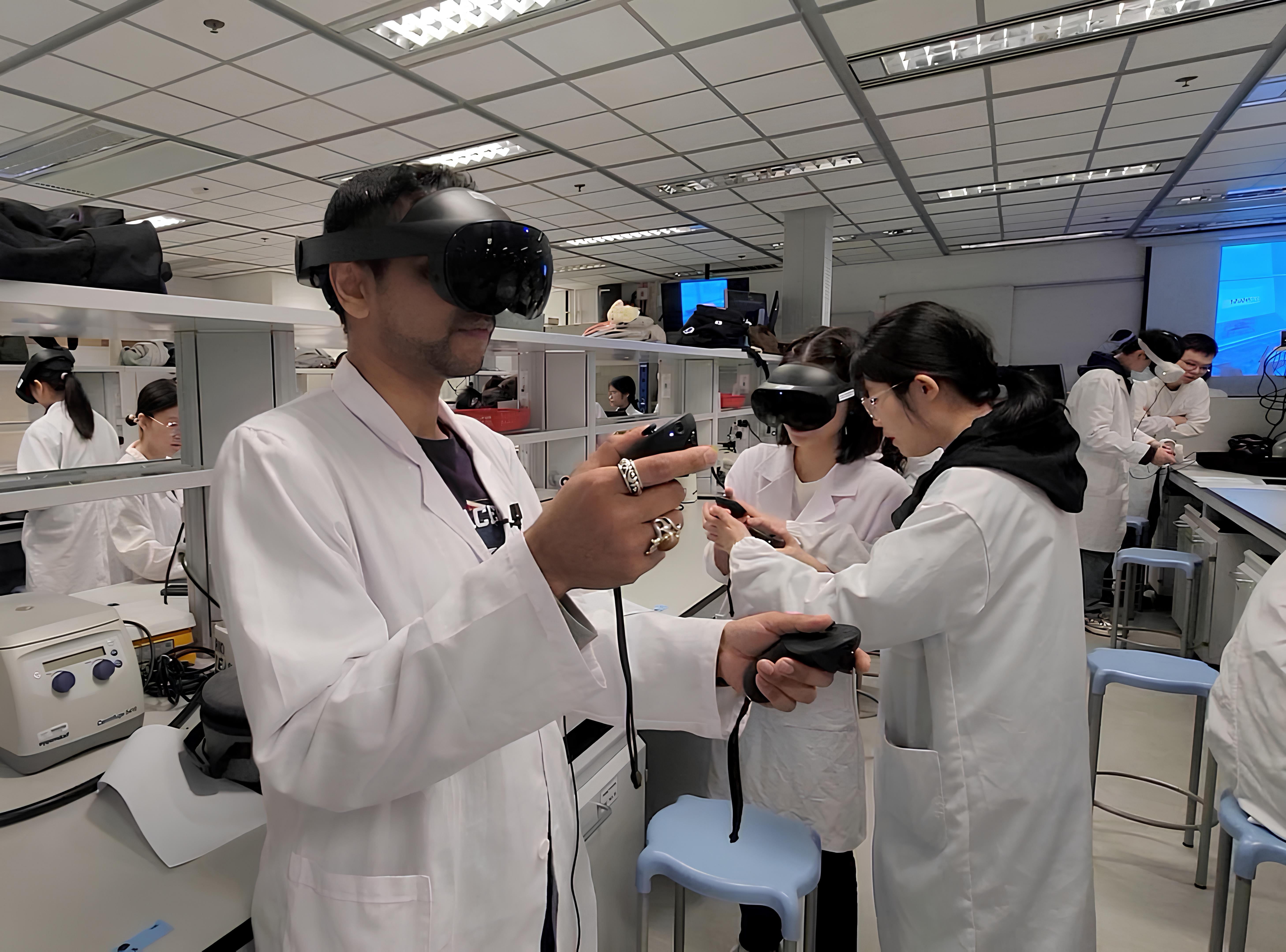 Using VR in LIFS 1904 – Laboratory for General Biology II, to teach dissection, biochemistry and genetics.