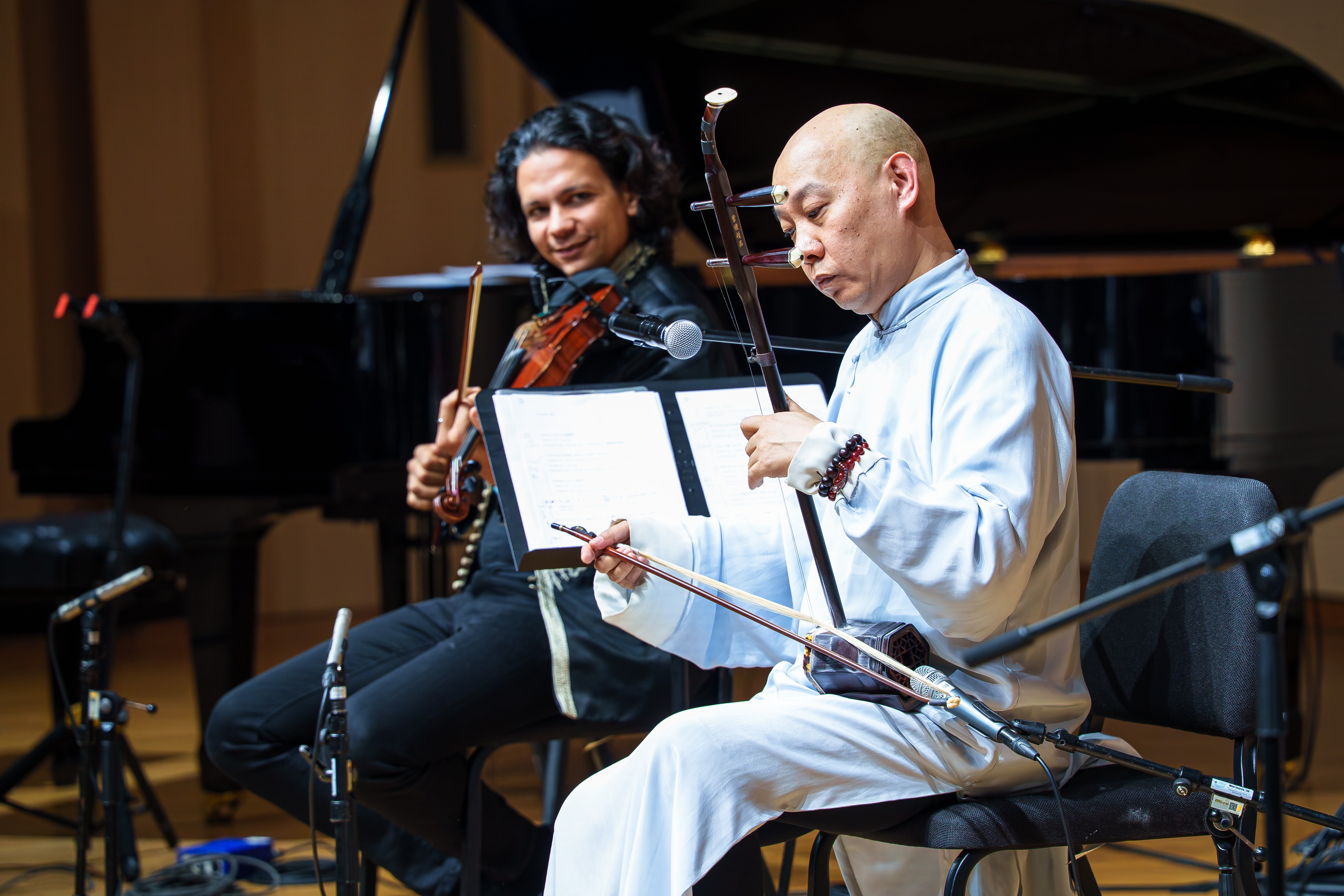 While honoring the roots of Chinese heritage, Guo Gan bridged East and West, traditions and modernity, as his erhu conversed seamlessly with an array of instruments. 