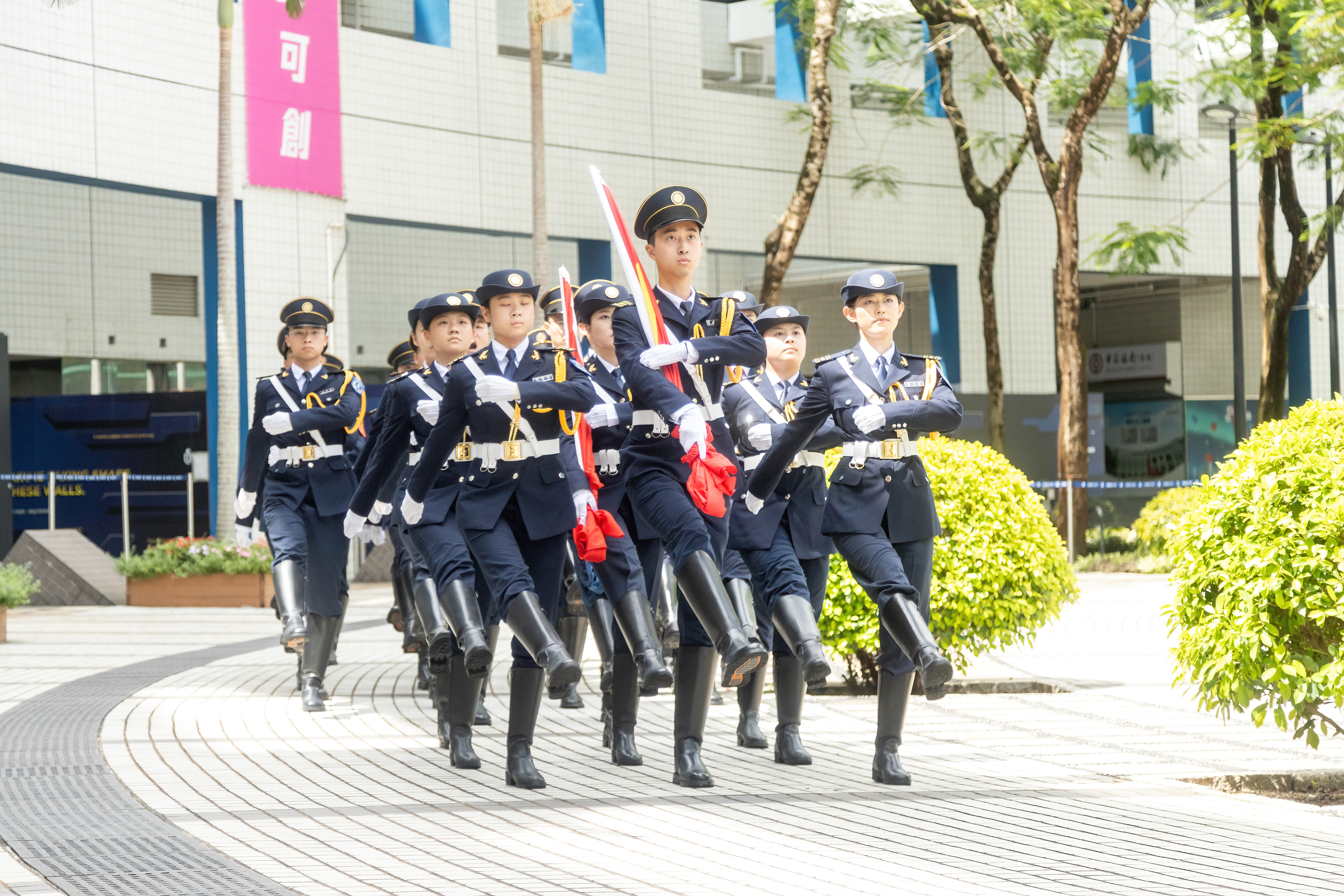 The 35-member team from the Clear Water Bay and Guangzhou campuses assumed the key role in flag-raising during the ceremony.