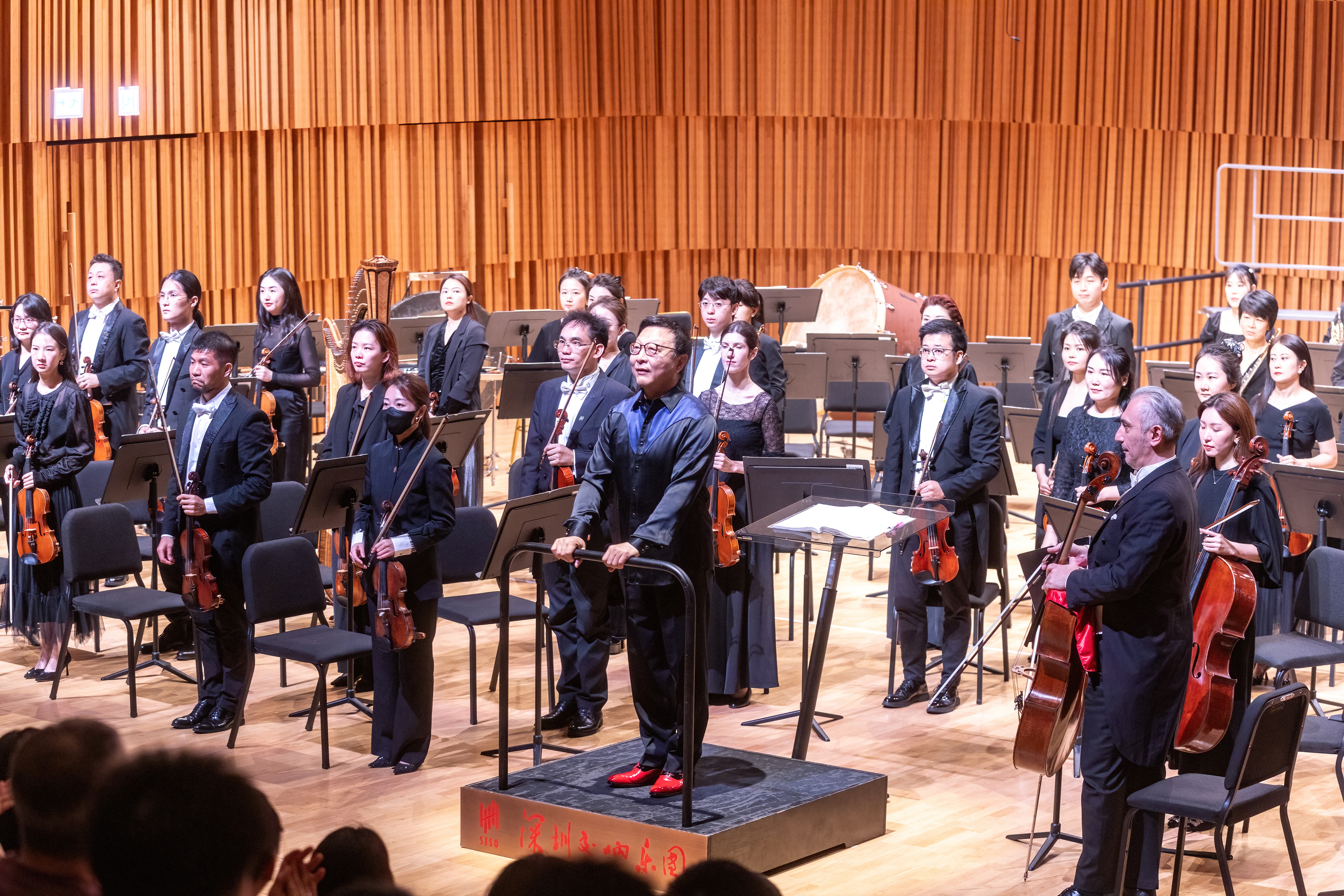 World-renowned composer Prof. Bright Sheng conducted this spectacular music feast, presenting his acclaimed compositions The Dream of the Red Chamber and Symphony: Song of Lingnan.