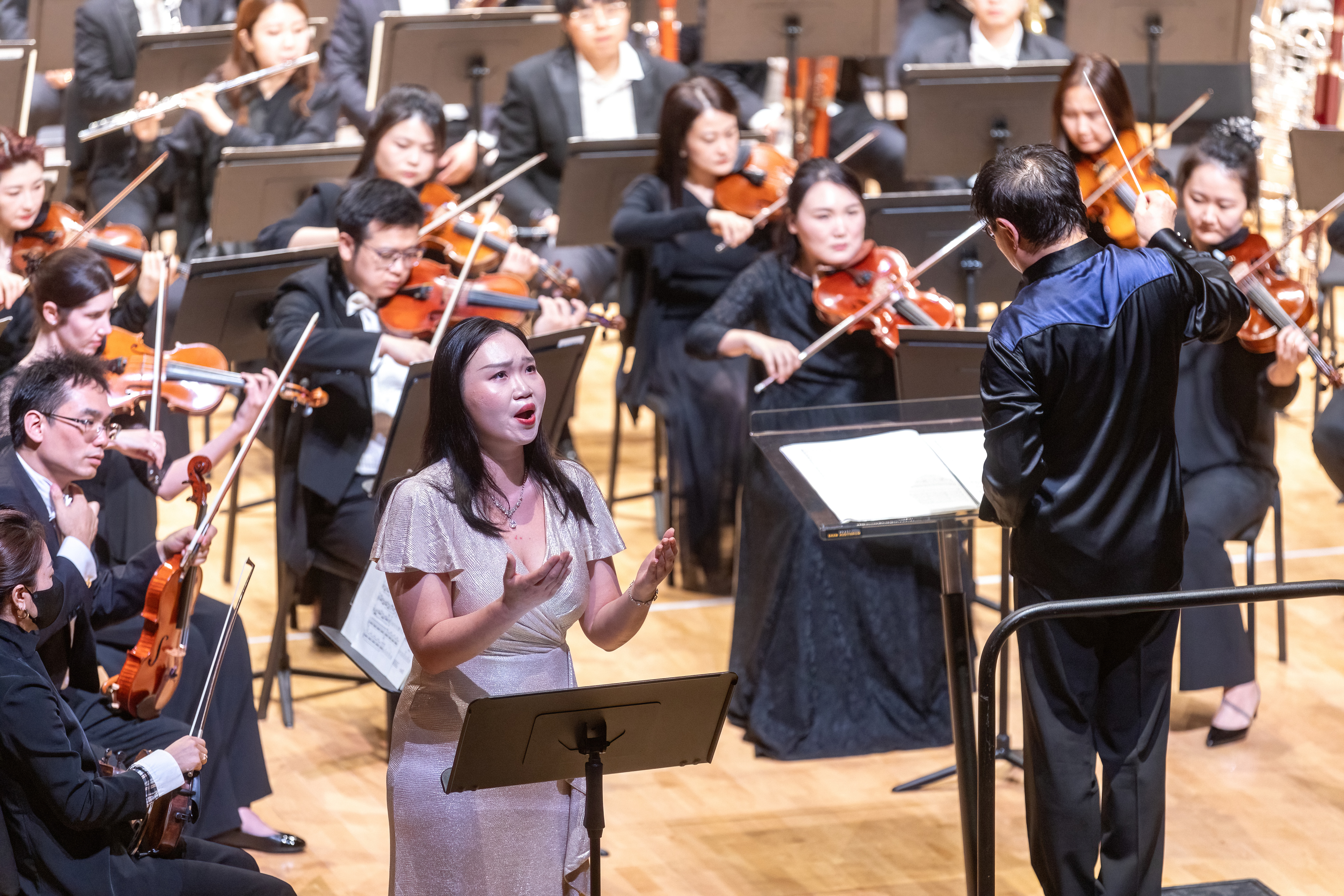 Bringing the tragic Dai Yu to life, soprano Yao Jinglei enveloped the hall with her delicate, lingering charm and luminous voice in The Dream of the Red Chamber.