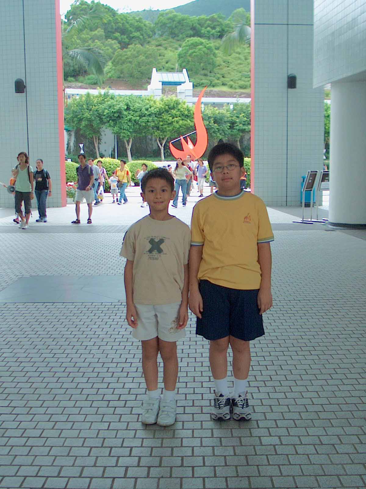 Photographed in the summer of 2000, Prof. Yeung’s two sons (from left) : Park Hay, aged 4, and Park Hin, aged 6, enjoyed their childhood on the HKUST campus.