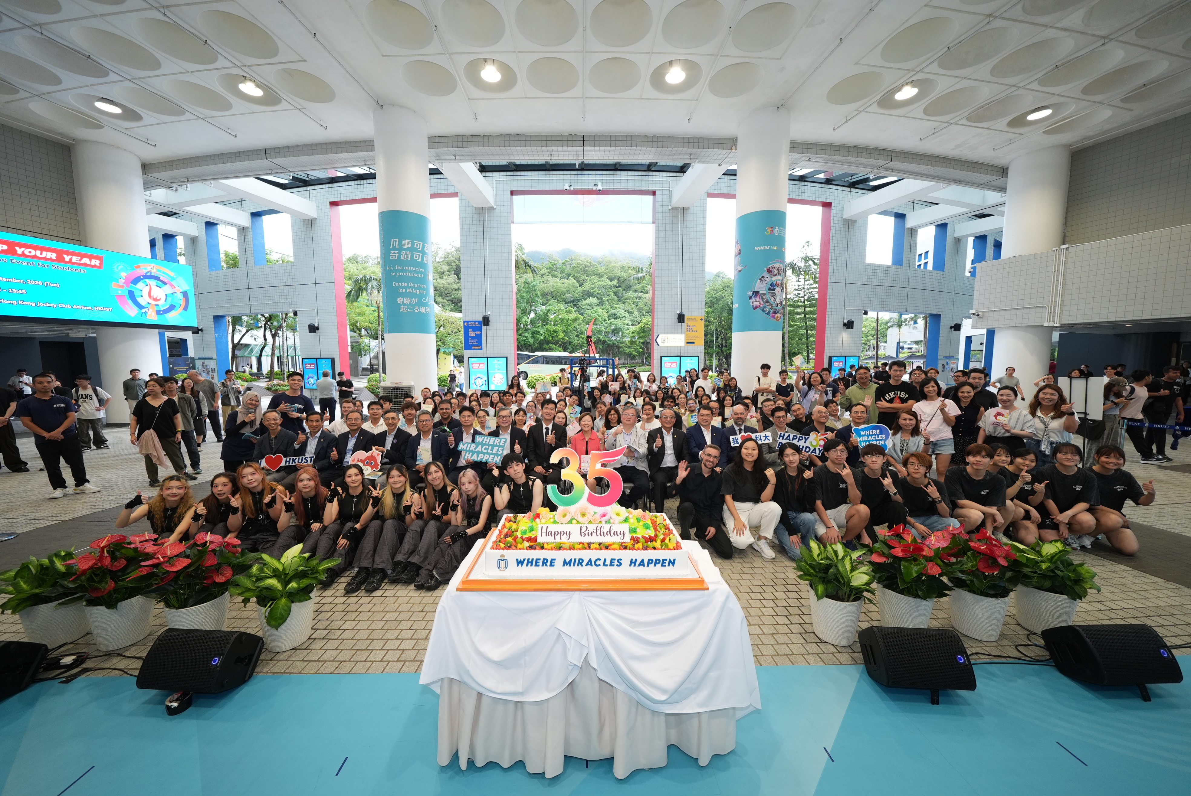 University management, deans, faculty members, alumni, and students came together for a group photo in front of a birthday cake celebrating HKUST’s 35th anniversary.