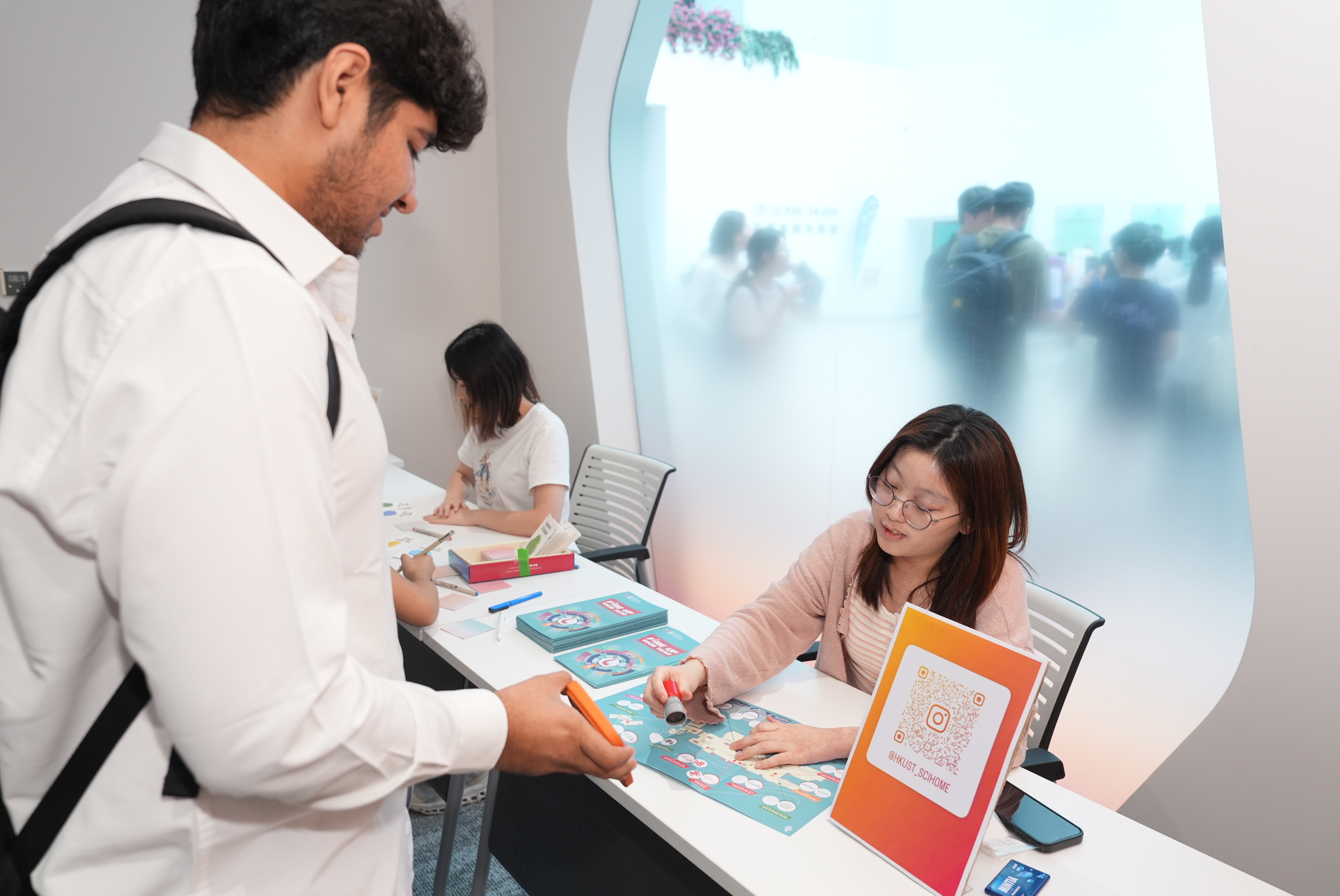 Students traced the campus map and collected stamps at checkpoints to redeem surprising souvenirs such as tote bags, tumblers, and plushies.