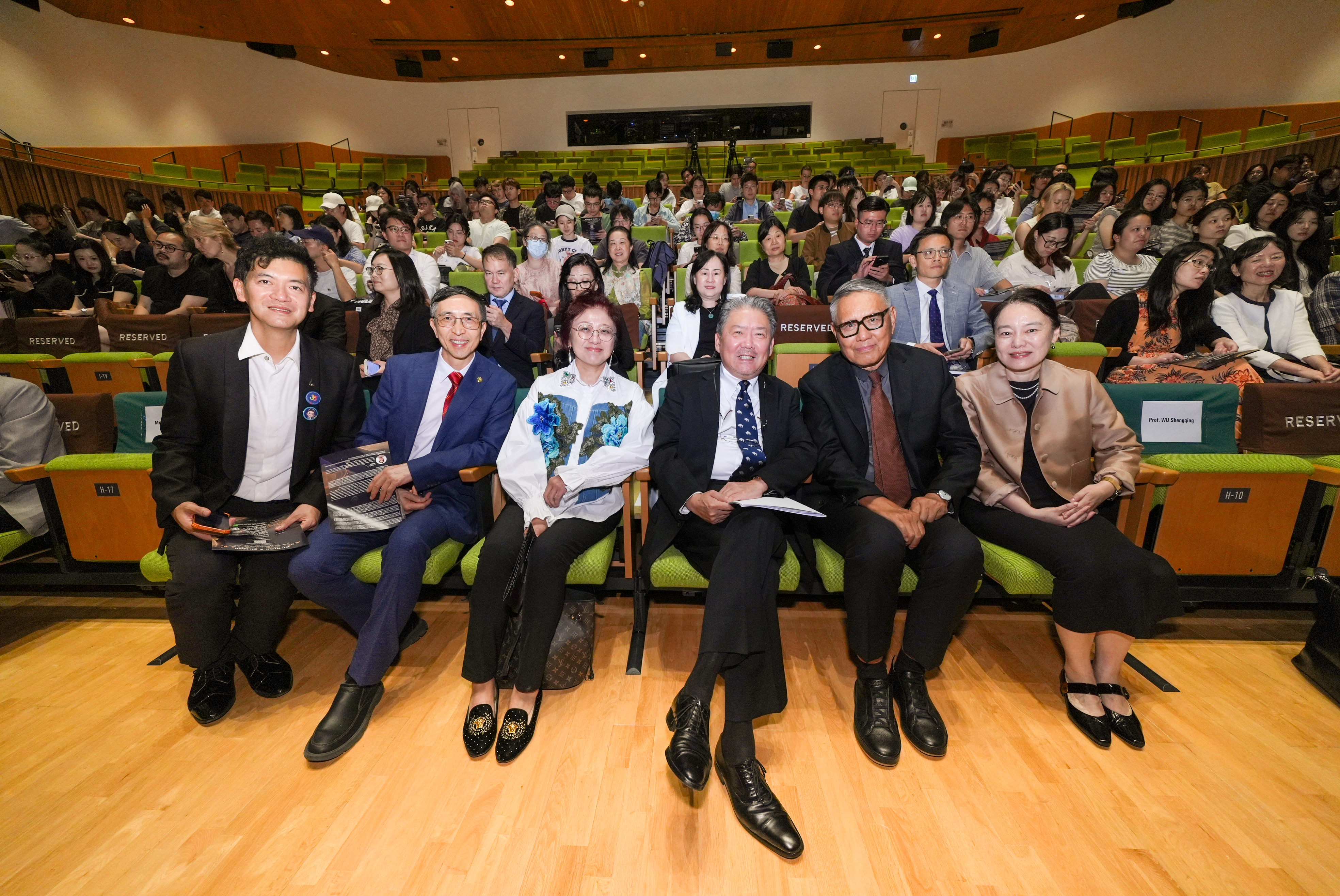 Guests attending Wu Hung × Yu Long: The Boundary of Resonance. Front row (from left to right): Mr Terry Tsang, Council Member of HKUST; Prof. Andrew Li Ping, Dean of Humanities and Social Science, HKUST; Prof. Vera Tsu Weiling, spouse of Dr. Yu Long; Dr. Yu Long, internationally acclaimed conductor and Honorary Fellow of HKUST; Prof. Wu Hung, Harrie A. Vanderstappen Distinguished Service Professor of Art History at the University of Chicago and Honorary Fellow of HKUST; and Prof. Wu Shengqing, Professor of 