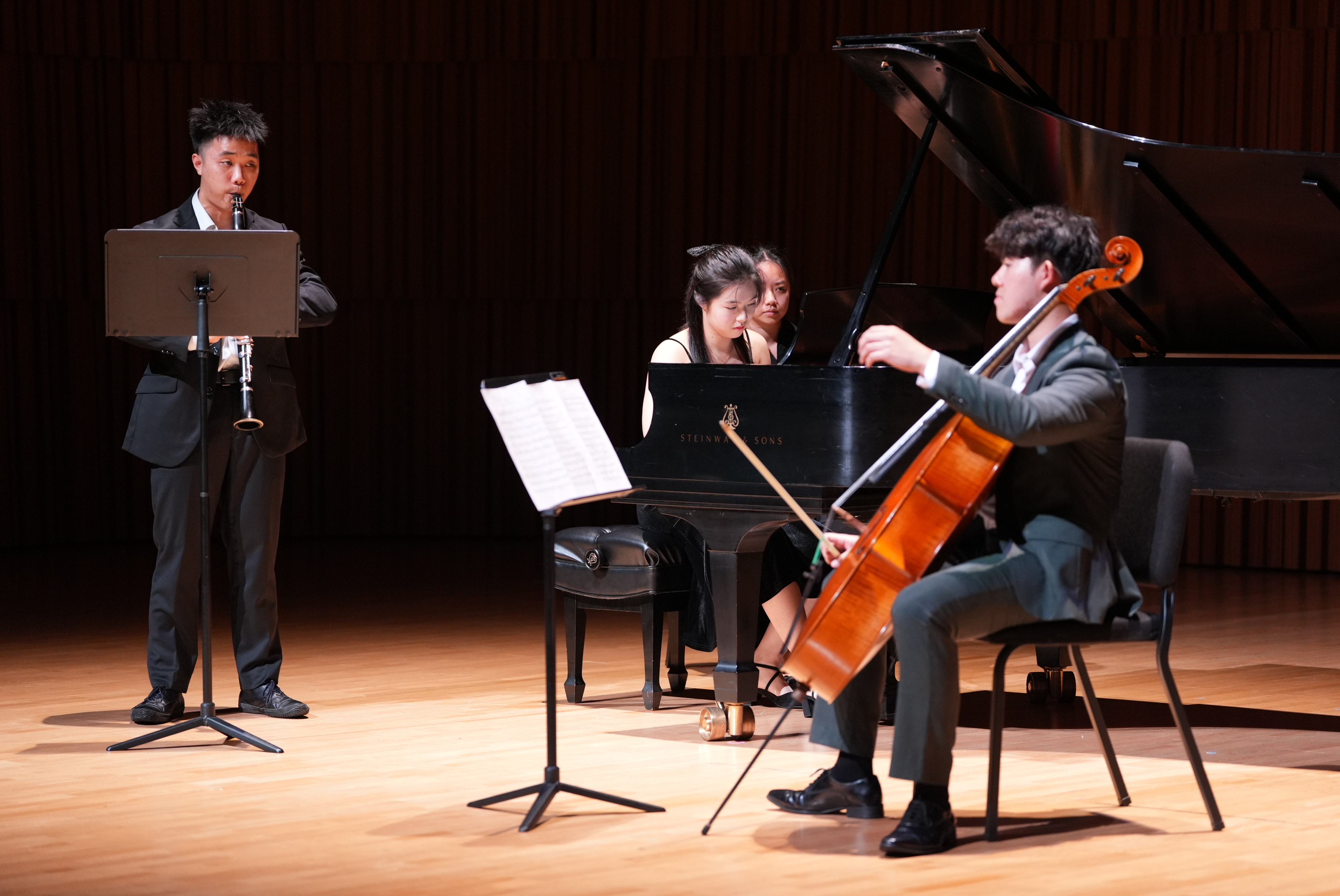 A chamber music performance by HKUST students featuring clarinet, cello, and piano opened the event and set the stage for the dialogue between Prof. Wu Hung and Maestro Yu Long.