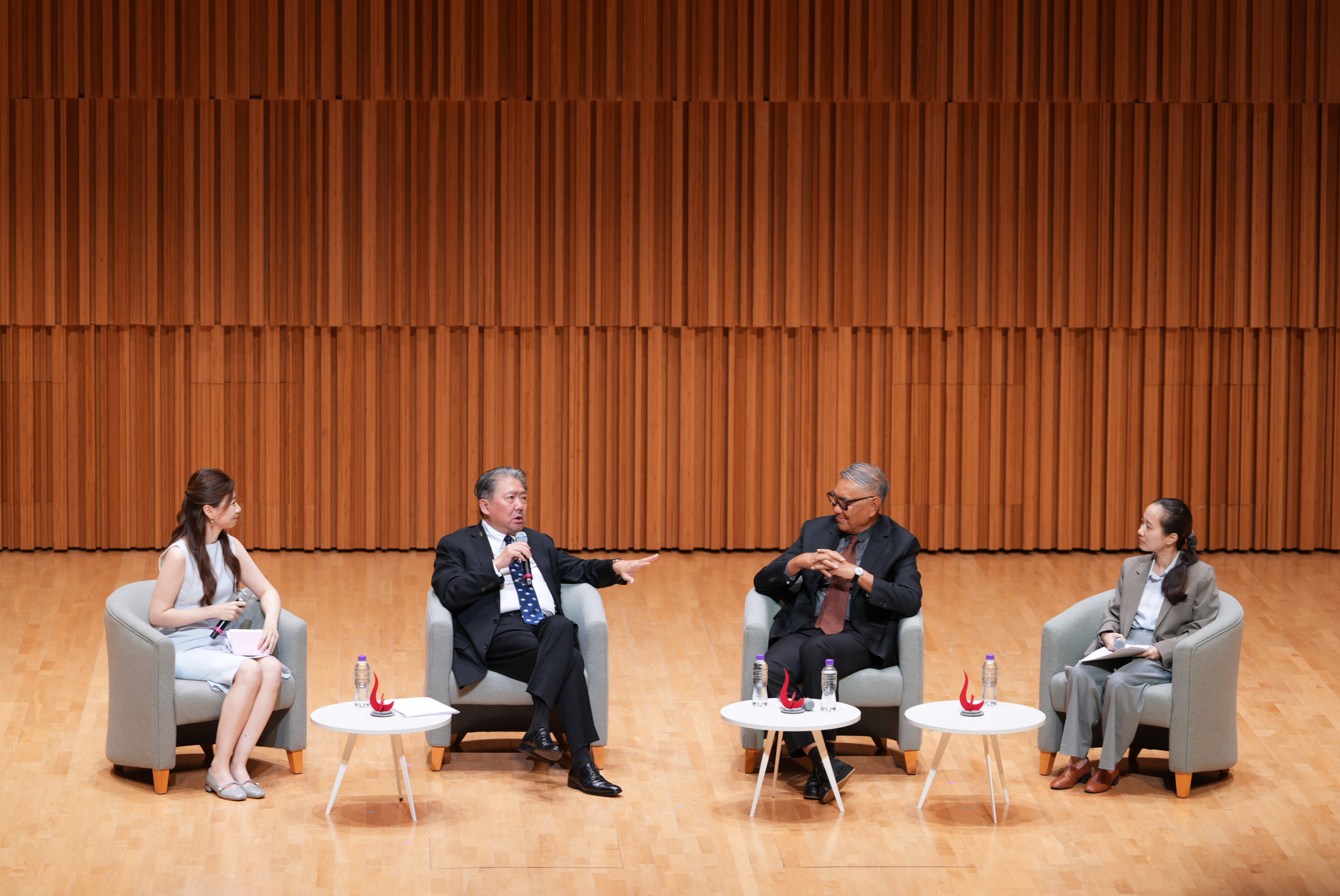 Maestro Yu Long and Prof. Wu Hung explored art, music, creativity, leadership, and the opportunities and challenges of the AI era. The dialogue was moderated by Dr. Shao Yifan (first left) and Prof. Tian Mi (first right).