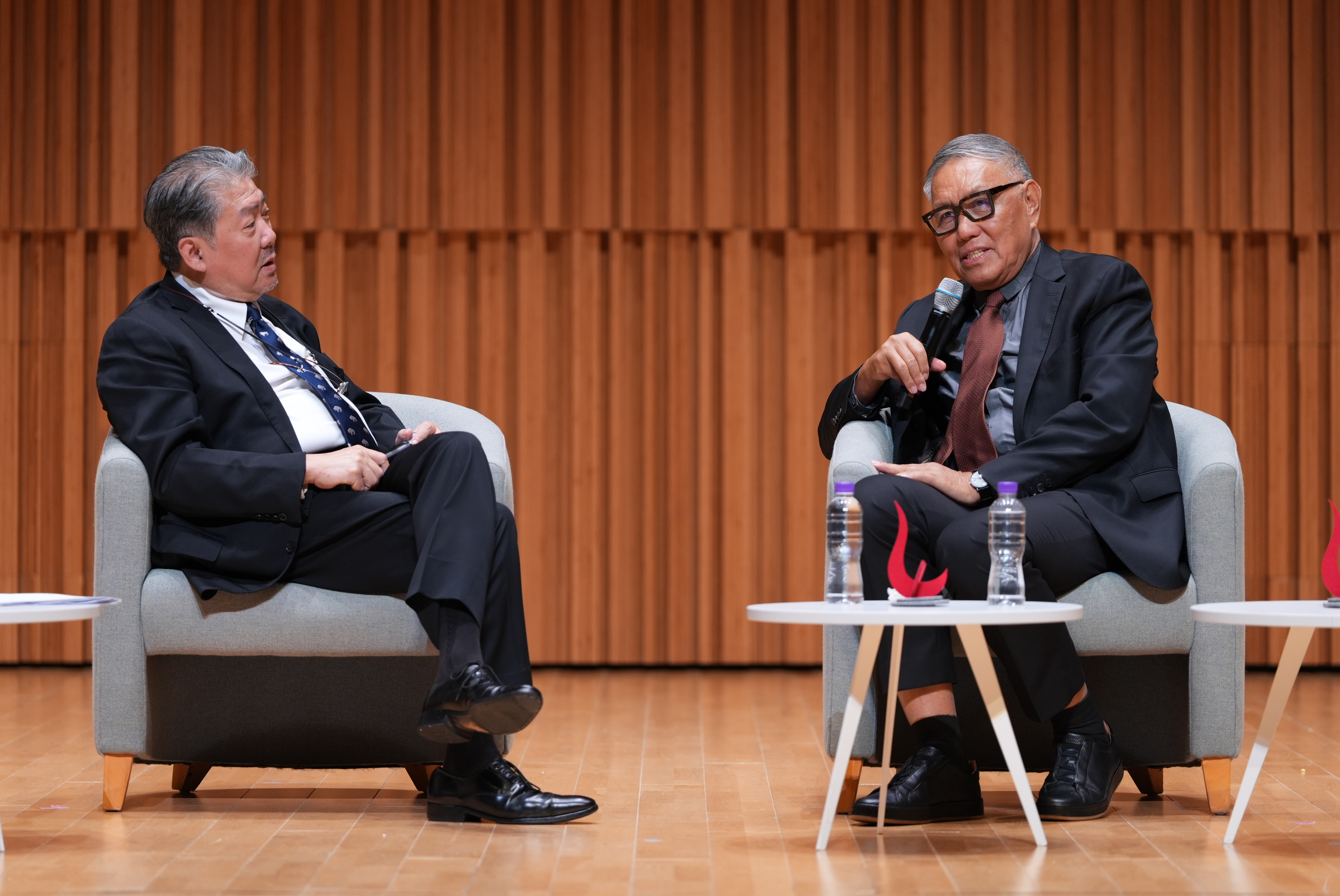 Maestro Yu Long (left) and Prof. Wu Hung exchanged perspectives on music, art, creativity and cultural leadership, while reflecting on the opportunities and challenges facing the arts in the age of AI.