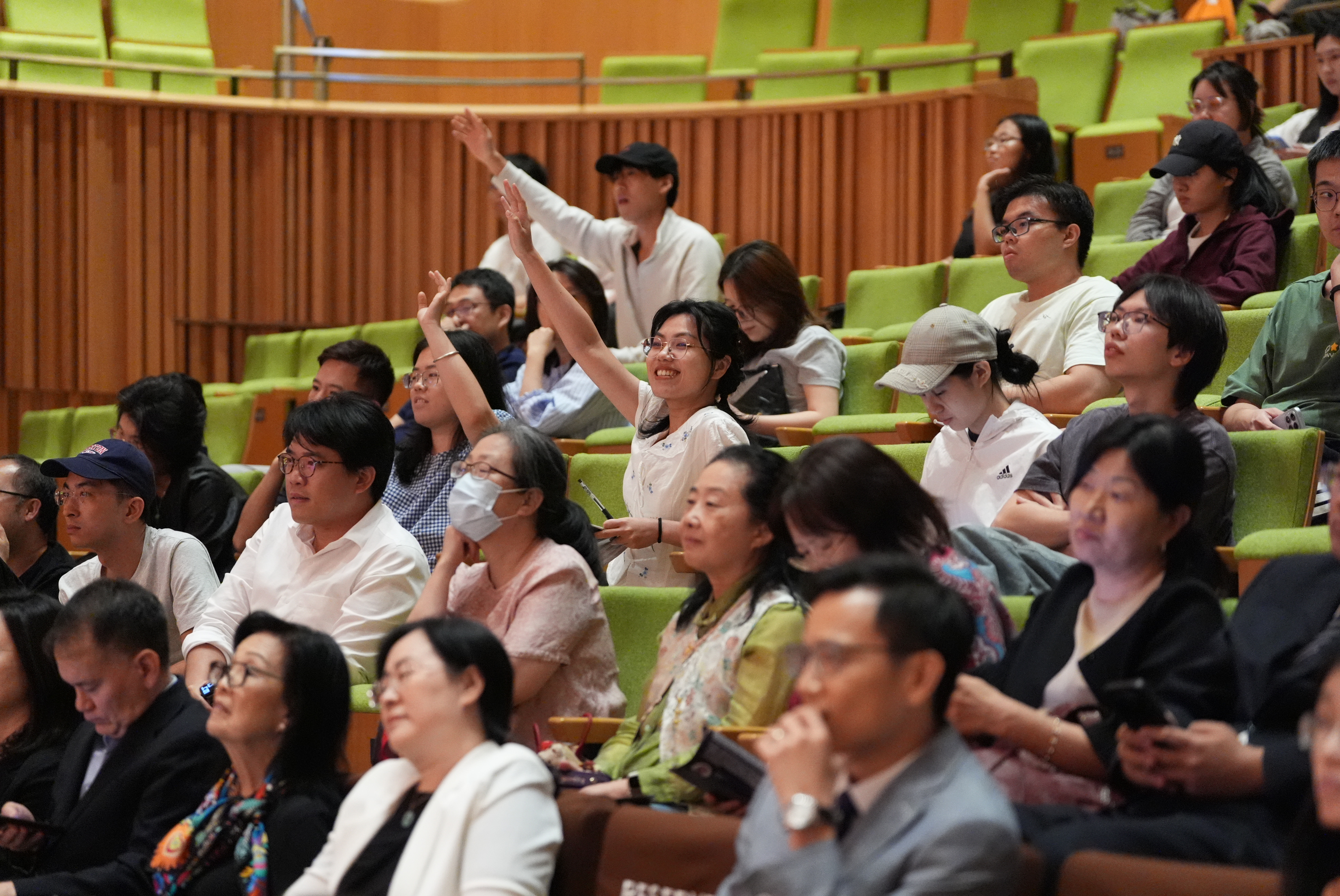 Students actively participated in the audience Q&A session, raising thoughtful questions and engaging directly with Maestro Yu Long and Prof. Wu Hung on artistic practice, creativity, art therapy, and the future of the arts in the AI era.