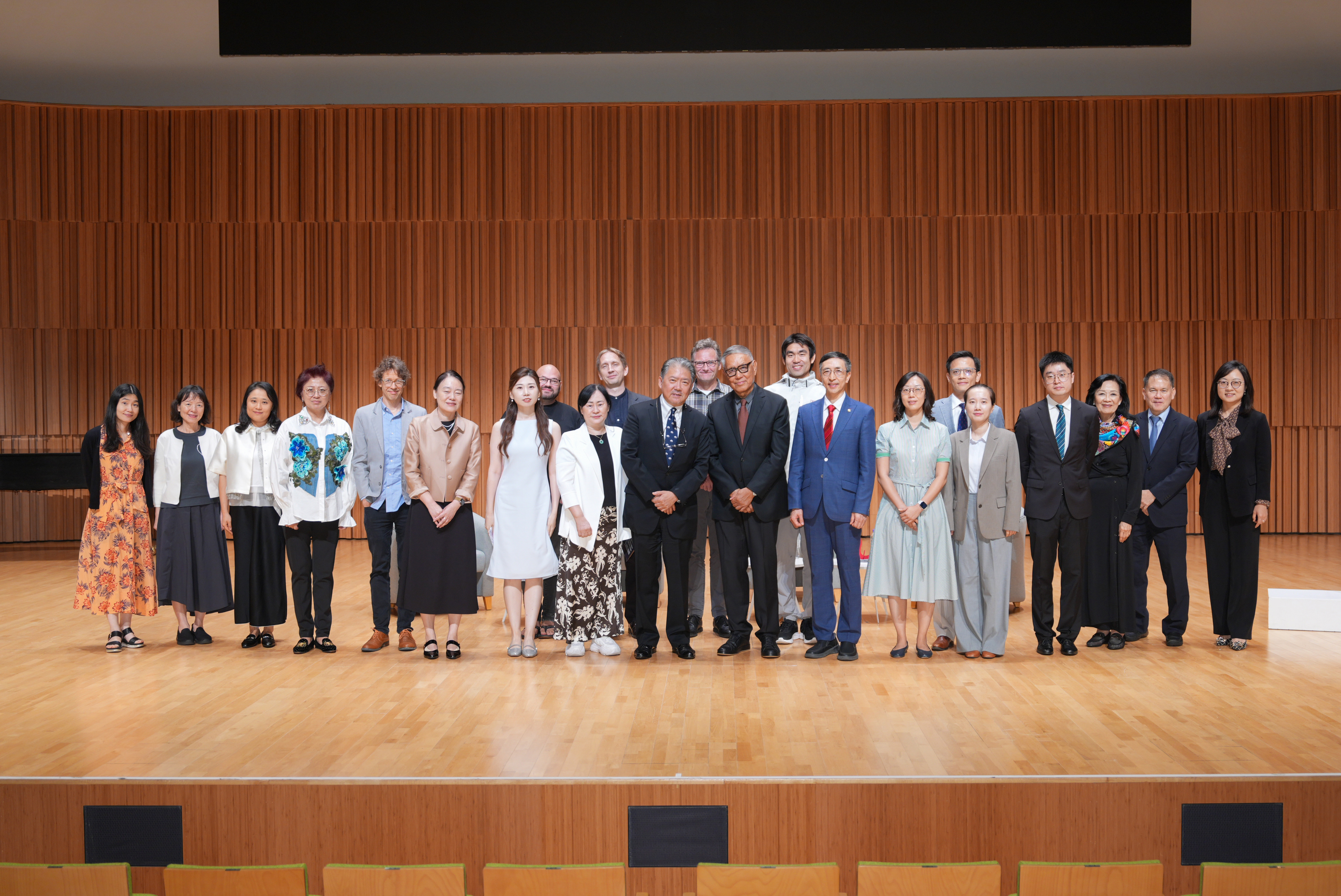 The event concluded with a group photo featuring the speakers, moderators, guests, and faculty members from the HKUST Division of Humanities (HUMA) and the Division of Arts and Machine Creativity (AMC), celebrating the successful completion of Wu Hung × Yu Long: The Boundary of Resonance.
